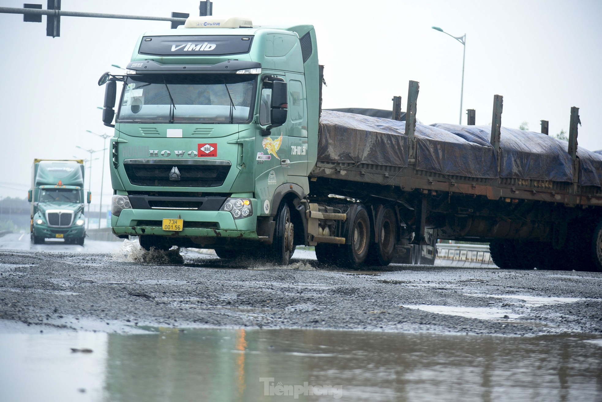 Mặt đường QL14B nát tươm, chằng chịt ổ voi, ổ gà ở Đà Nẵng ảnh 7