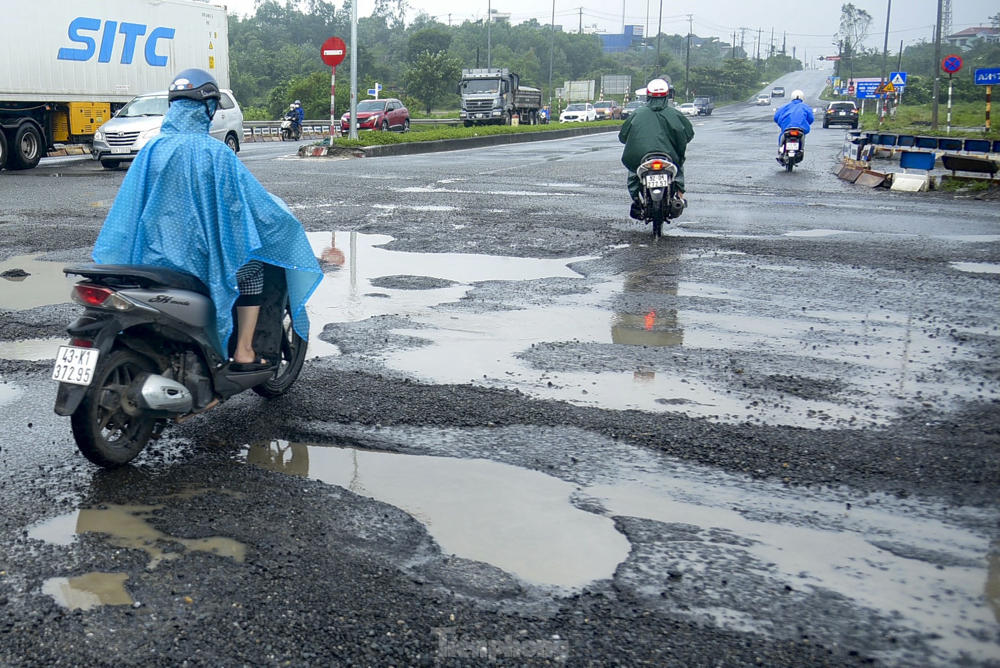 Mặt đường QL14B nát tươm, chằng chịt ổ voi, ổ gà ở Đà Nẵng ảnh 8