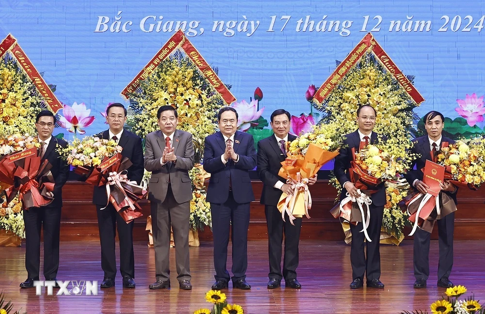 TTXVN_1712 Chu tich Quoc hoi Bac Giang 5.jpg