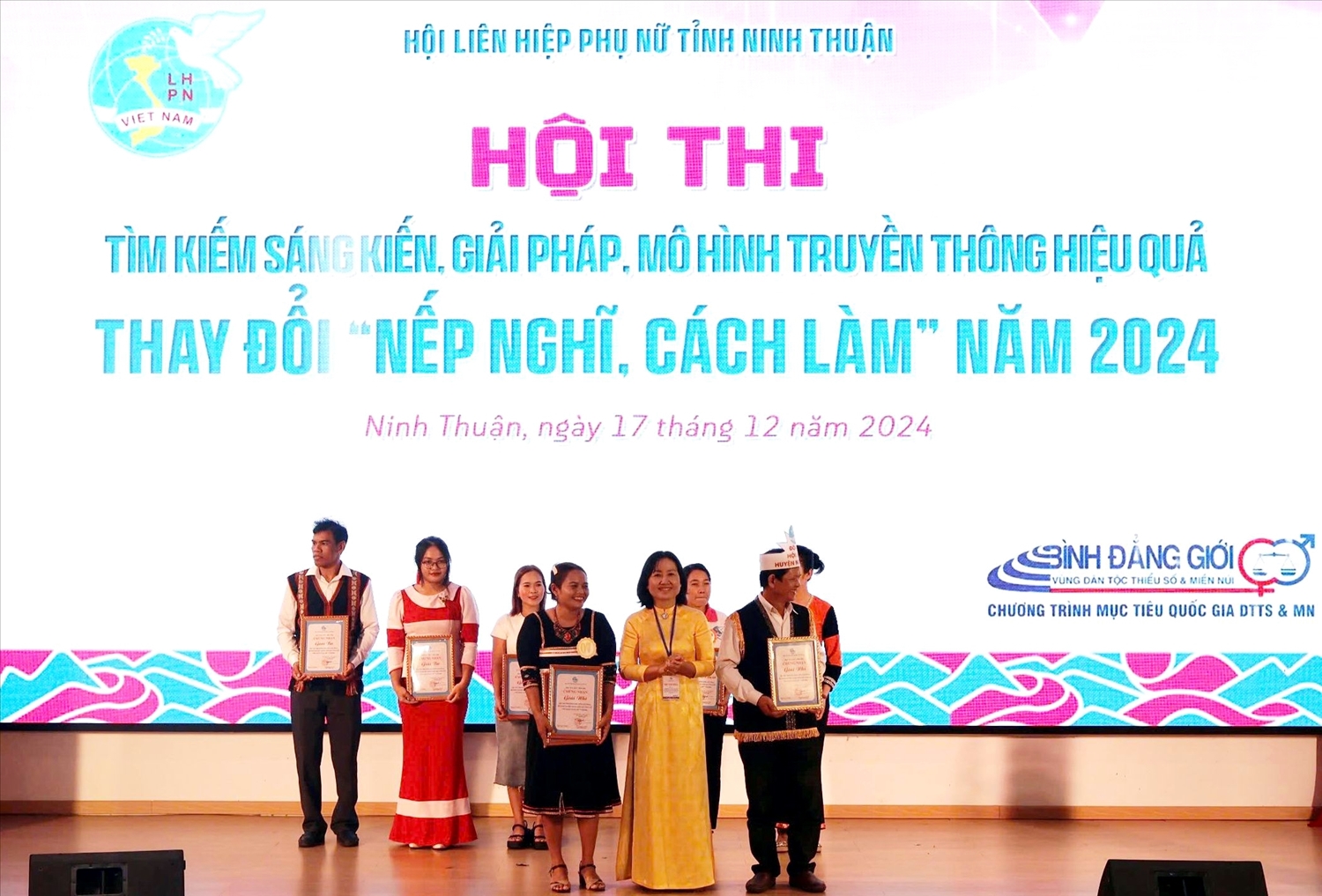 Bà Lê Thị Hậu, Phó Chủ tịch Hội LHPN tỉnh Ninh Thuận trao Giấy chứng nhận cho đơn vị giải Nhì Hội thi. 