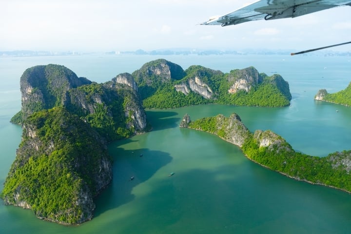 Nhìn từ trên không, hàng nghìn đảo lớn nhỏ, núi đá vôi và các vũng vịnh tuyệt đẹp nhiều hình thù độc đáo gây ấn tượng cho du khách về một tuyệt tác kì diệu của tự nhiên