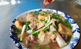 ភ្ញៀវទេសចរណ៍លោកខាងលិចរីករាយនឹងអាហារហាណូយនៅទីក្រុង Da Nang 03.gif