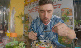 ភ្ញៀវទេសចរណ៍លោកខាងលិចរីករាយនឹងអាហារហាណូយនៅទីក្រុង Da Nang 02.gif