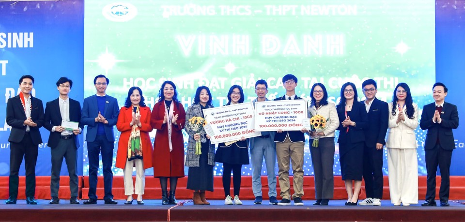 Đại diện lãnh đạo nhà trường và thầy cô, học sinh đạt thành tích xuất sắc tại Kỳ thi Olympic Khoa học trẻ quốc tế 2024.