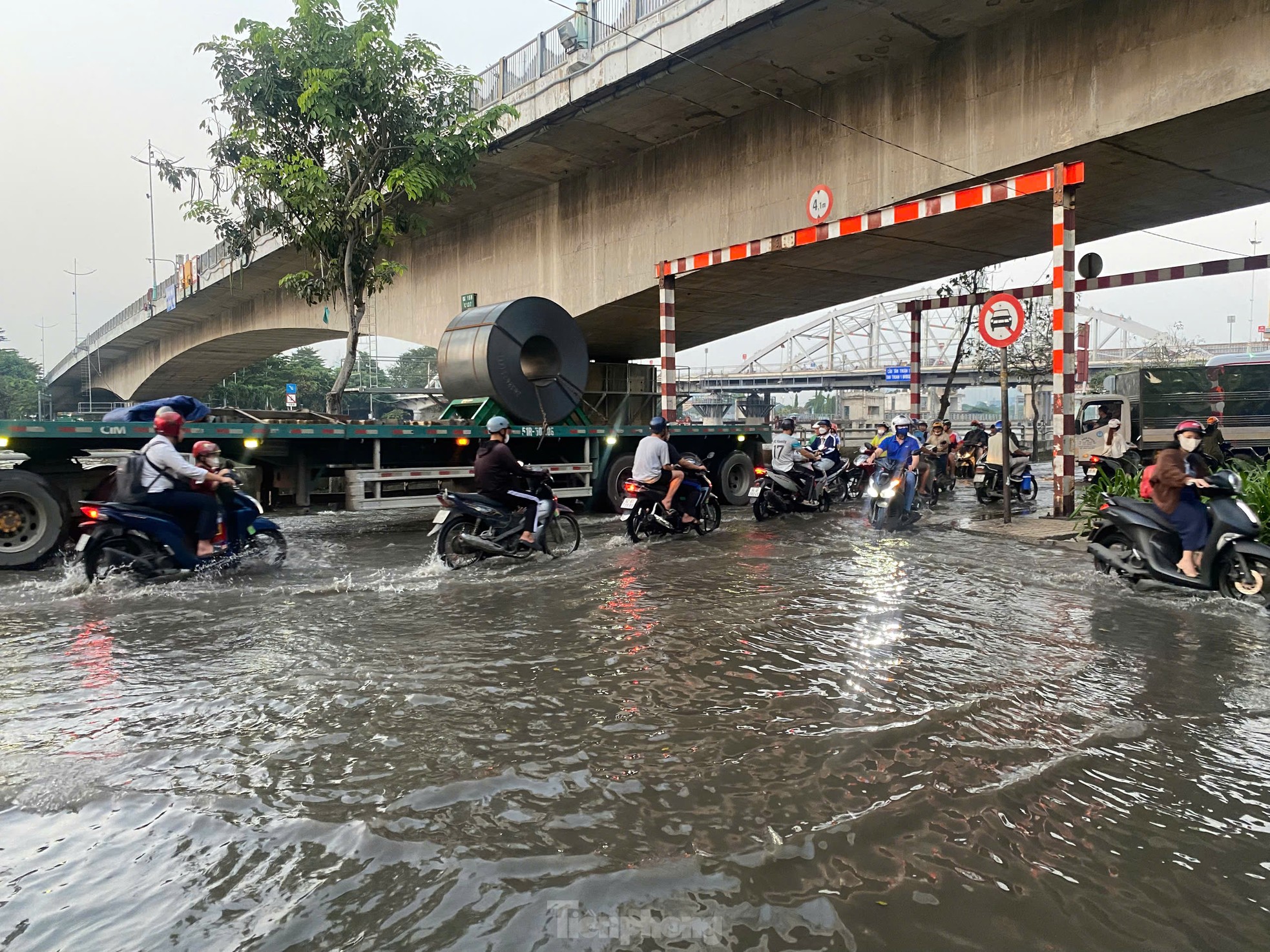 TPHCM lại mênh mông nước do triều cường dâng cao ảnh 10