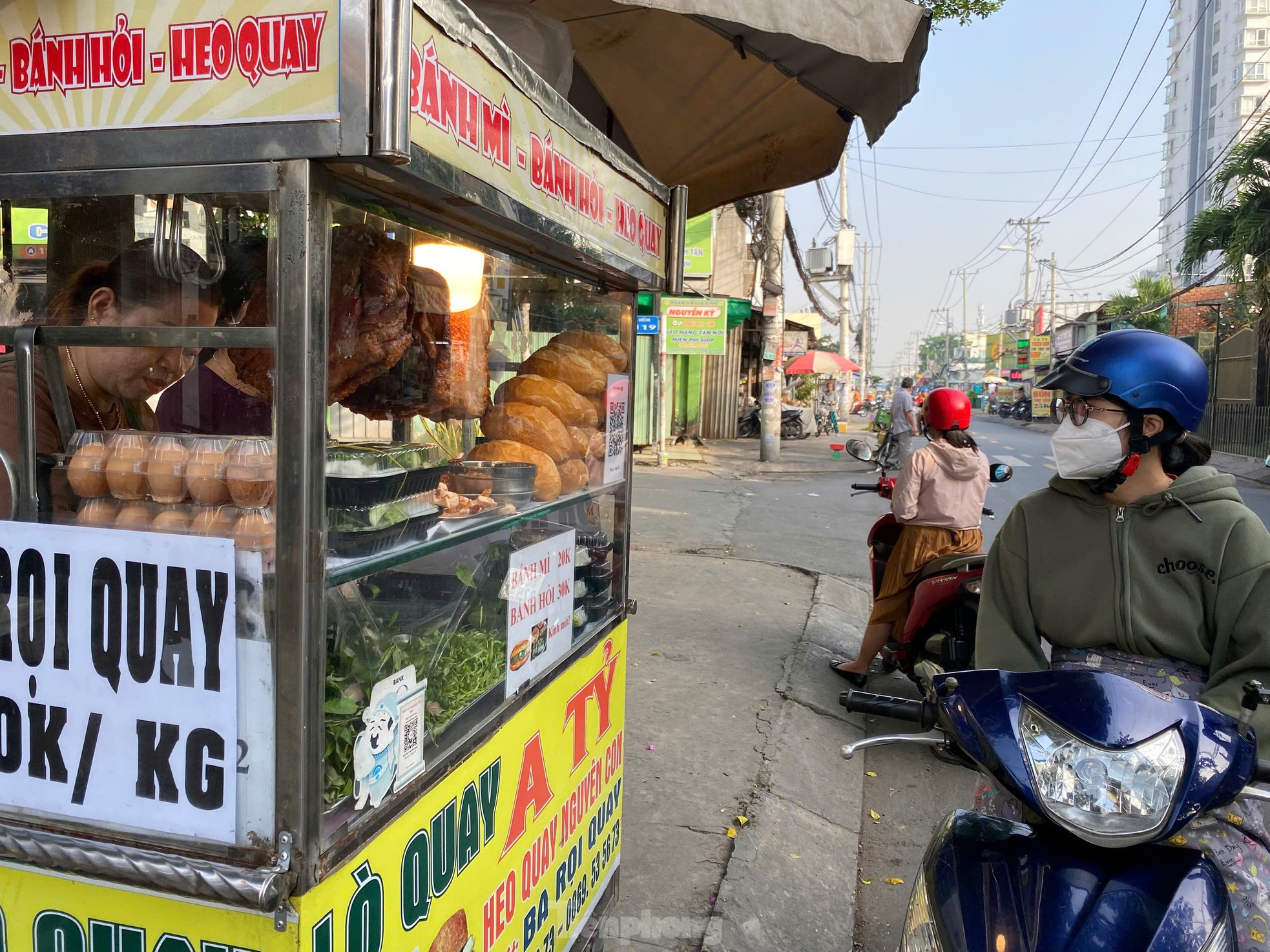 TPHCM se lạnh như Đà Lạt, người dân choàng khăn, mặc áo ấm ra đường ảnh 2