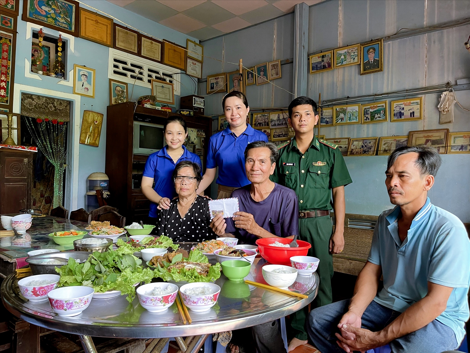 Ngoài việc, tham gia sinh hoạt chi bộ tại cơ sơ, phụ trách đỡ đầu hộ khó khăn đảng viên còn trực tiếp thăm hỏi động viên gia đình chính sách nhân các dịp lễ, tết