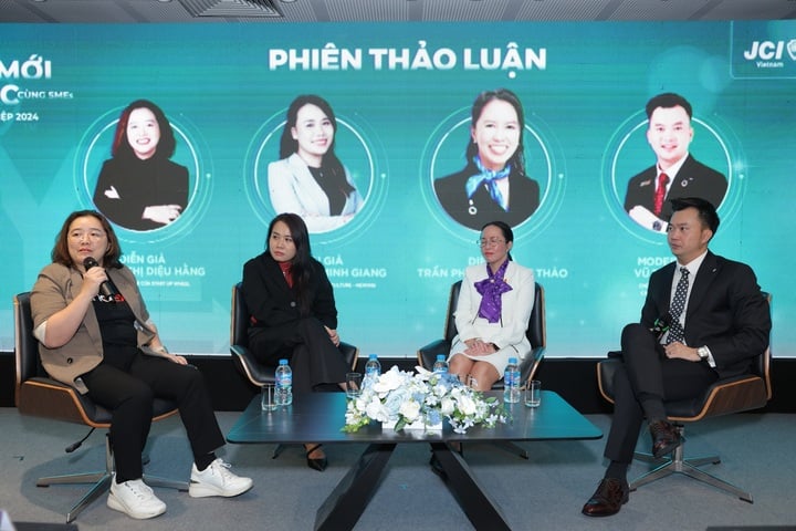 3 diễn giả và moderator thảo luận.