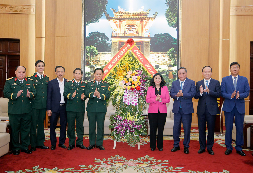 Bí thư Thành uỷ Bùi Thị Minh Hoài cùng các đồng chí lãnh đạo TP Hà Nội tặng lẵng hoa, chúc mừng Bộ Tư lệnh Thủ đô.