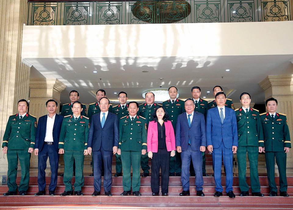 Bí thư Thành ủy Bùi Thị Minh Hoài cùng các đồng chí lãnh đạo TP Hà Nội chụp ảnh lưu niệm cùng lãnh đạo Bộ Tư lệnh Thủ đô.