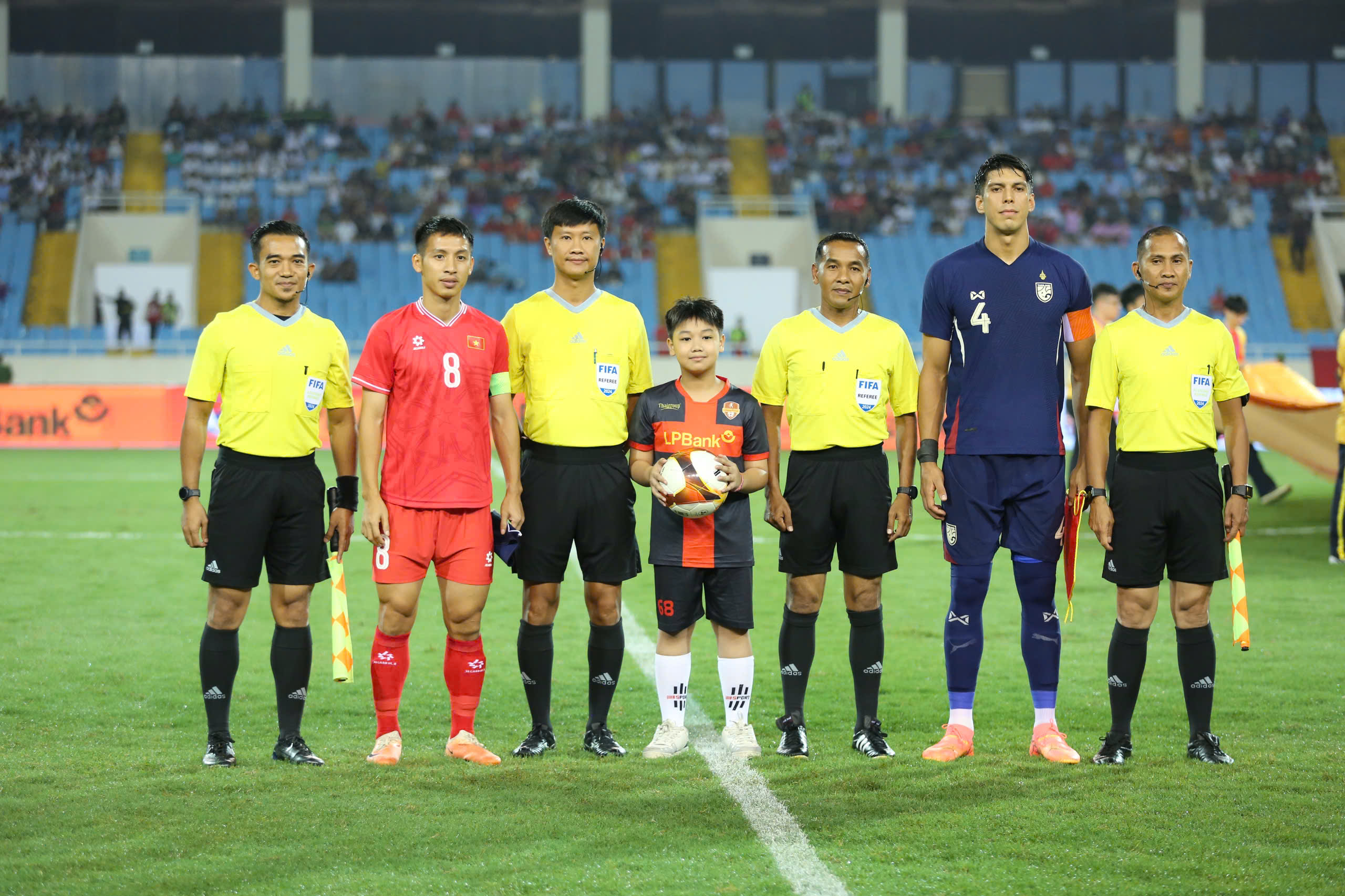 AFF Cup 2024: Trọng tài Việt Nam tăng đột biến, VAR được điều hành độc đáo chưa từng thấy- Ảnh 2.