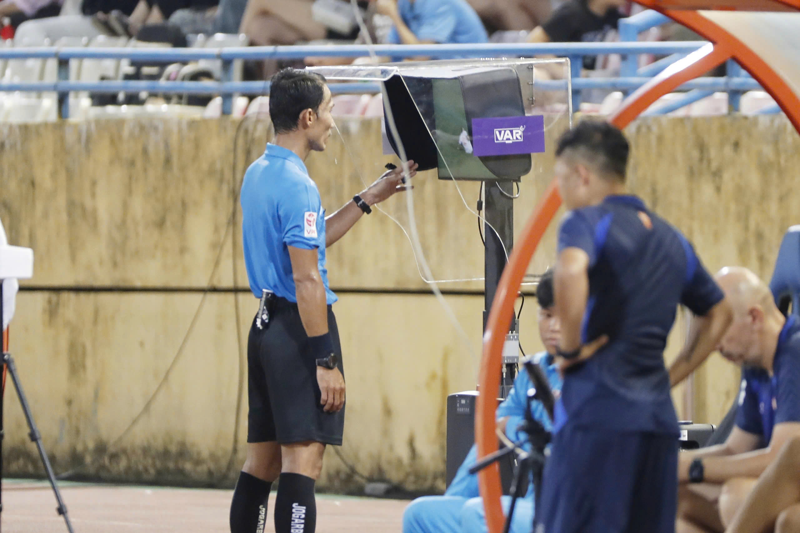 AFF Cup 2024: Trọng tài Việt Nam tăng đột biến, VAR được điều hành độc đáo chưa từng thấy- Ảnh 3.