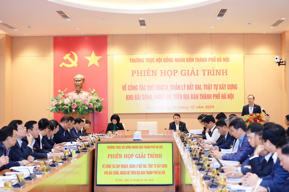 Quang cảnh phiên họp giải trình