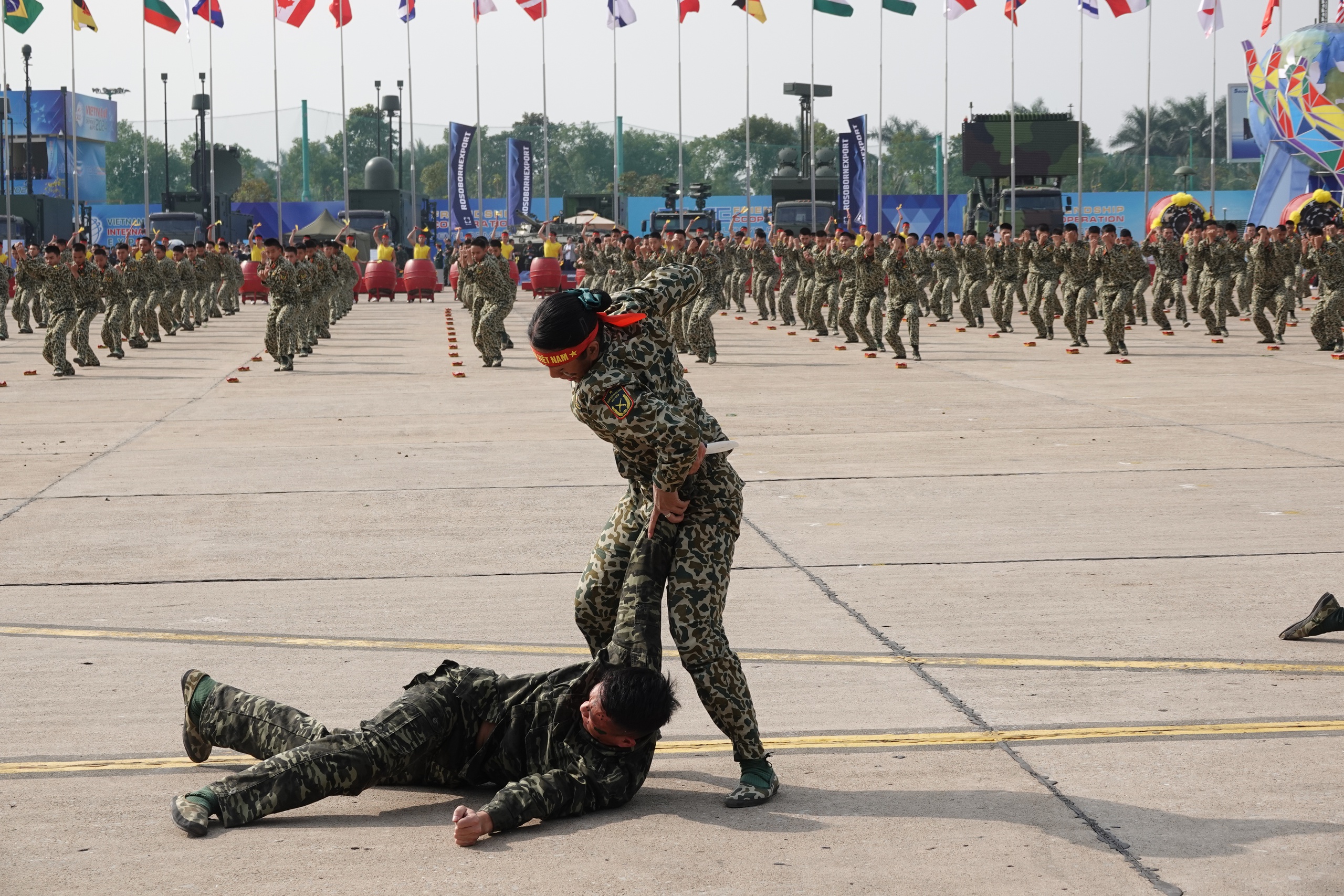 Thủ tướng thăm các gian trưng bày tại Triển lãm Quốc phòng quốc tế Việt Nam 2024- Ảnh 15.