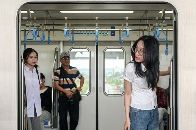 Những điều cấm kỵ khi đi tàu metro số 1: Dắt thú cưng, nói to