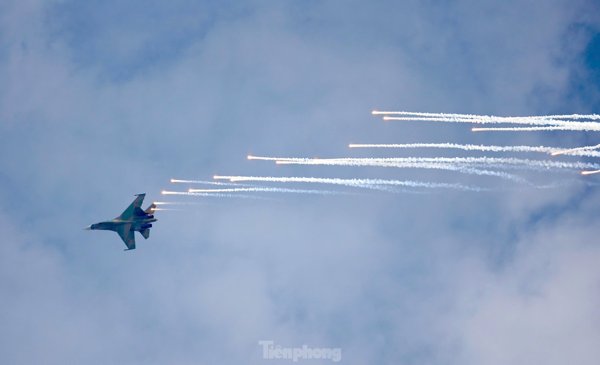 Feast your eyes on the 'aerial dance' of Vietnamese fighter jets ...