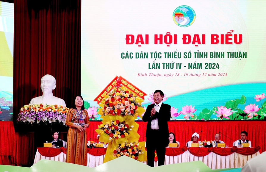 Thứ trưởng, Phó Chủ nhiệm Ủy ban Dân tộc Y Thông tặng hoa chúc mừng Đại hội