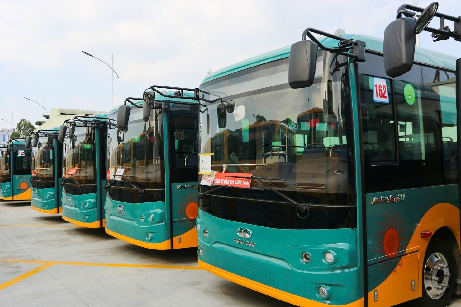 100 xe buýt điện cập bến TPHCM, sẵn sàng lăn bánh 'gom' khách cho metro số 1