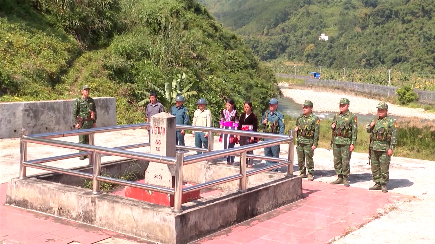 Cán bộ biên phòng và Nhân dân biên giới xã Ma Li Phong, huyện Phong Thổ thường xuyên tuần tra, canh gác, bảo vệ đường biên, cột mốc.