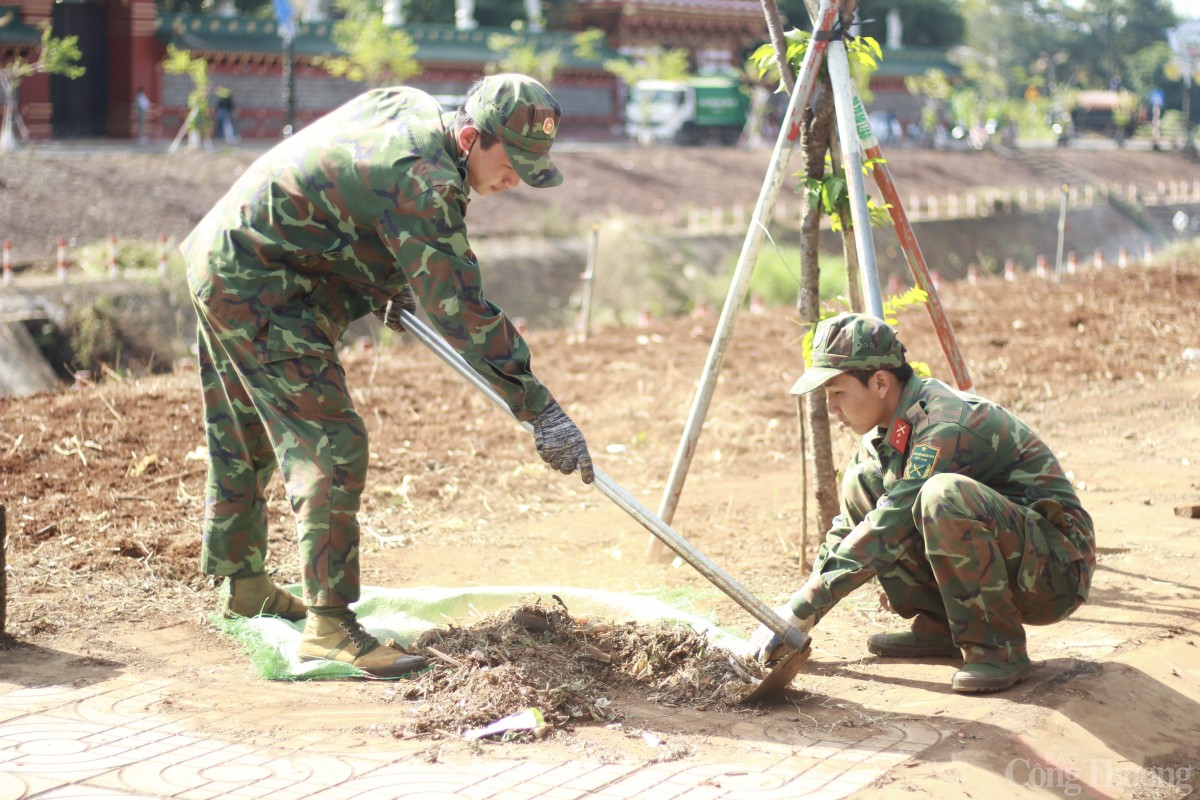 Bộ đội, thanh niên Gia Lai hối hả dọn dẹp vệ sinh, làm đẹp môi trường đón Tết Ất Tỵ 2025