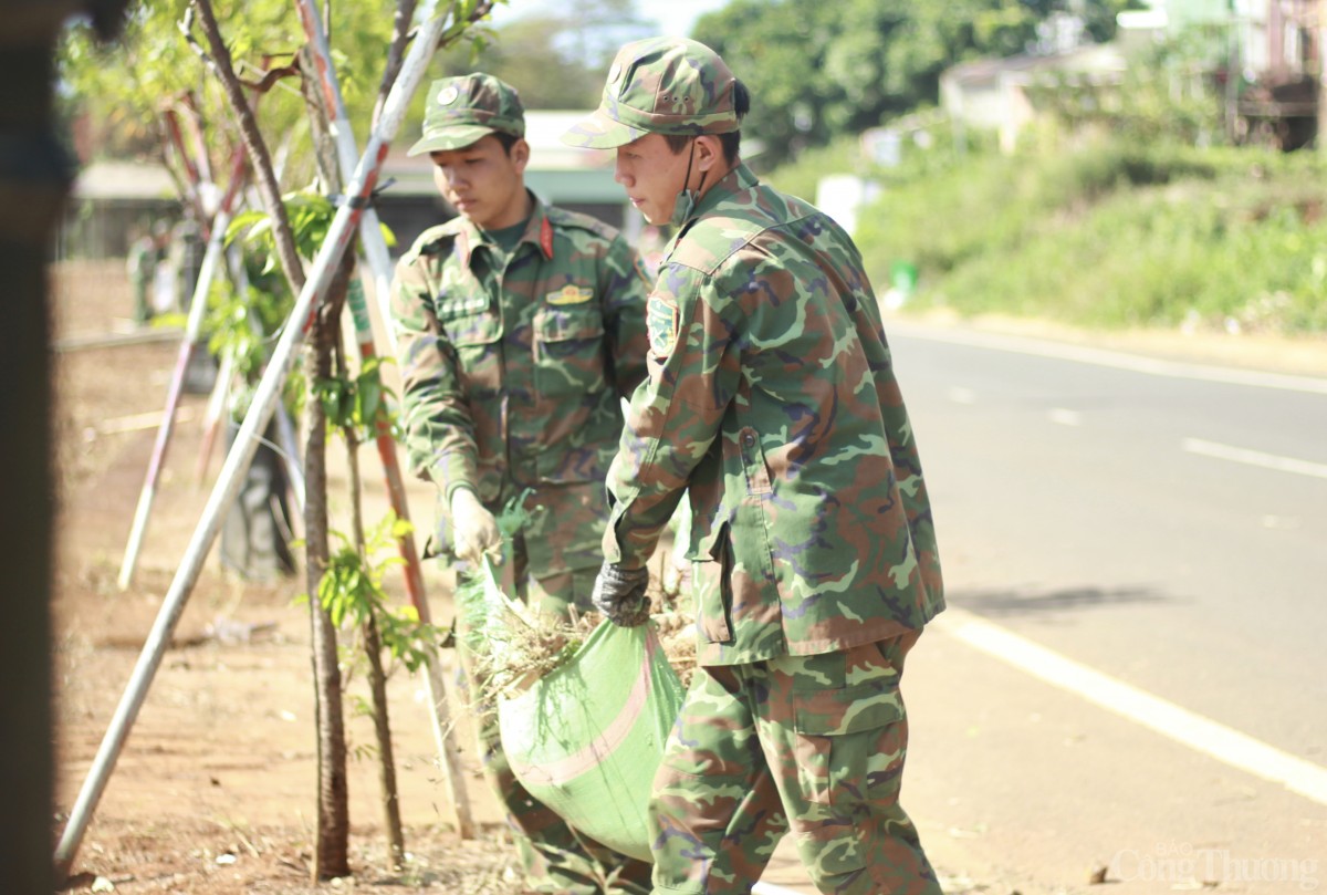 Bộ đội, thanh niên Gia Lai hối hả dọn dẹp vệ sinh, làm đẹp môi trường đón Tết Ất Tỵ 2025