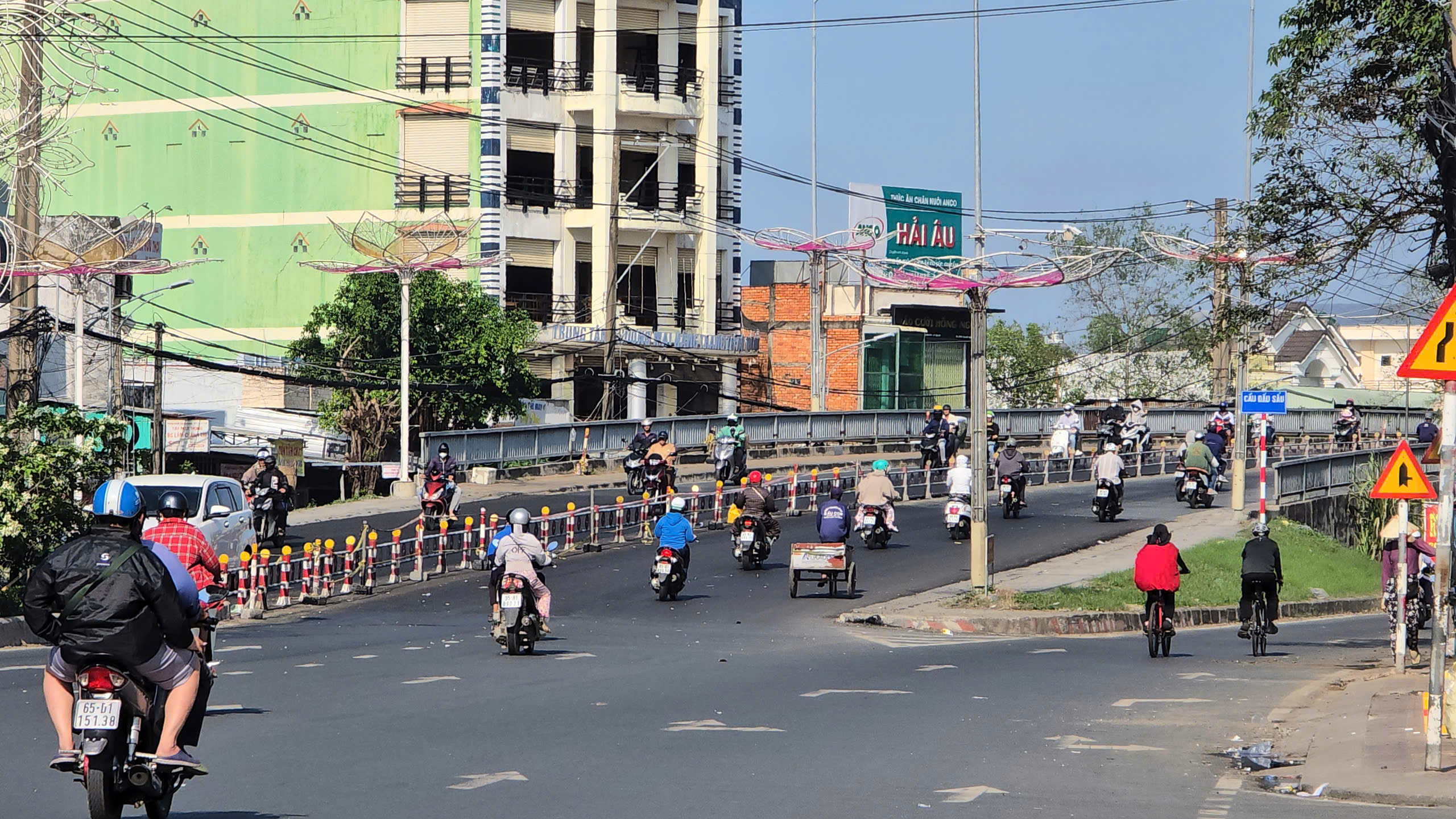 Cần Thơ cải tạo vỉa hè, sửa cầu đường đón năm mới 2025- Ảnh 10.