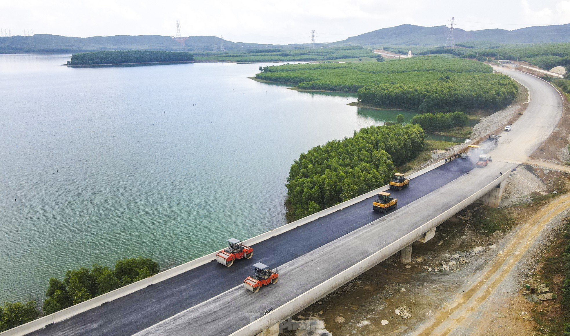 Hình hài tuyến cao tốc hơn 100km qua Hà Tĩnh sắp hoàn thành ảnh 5