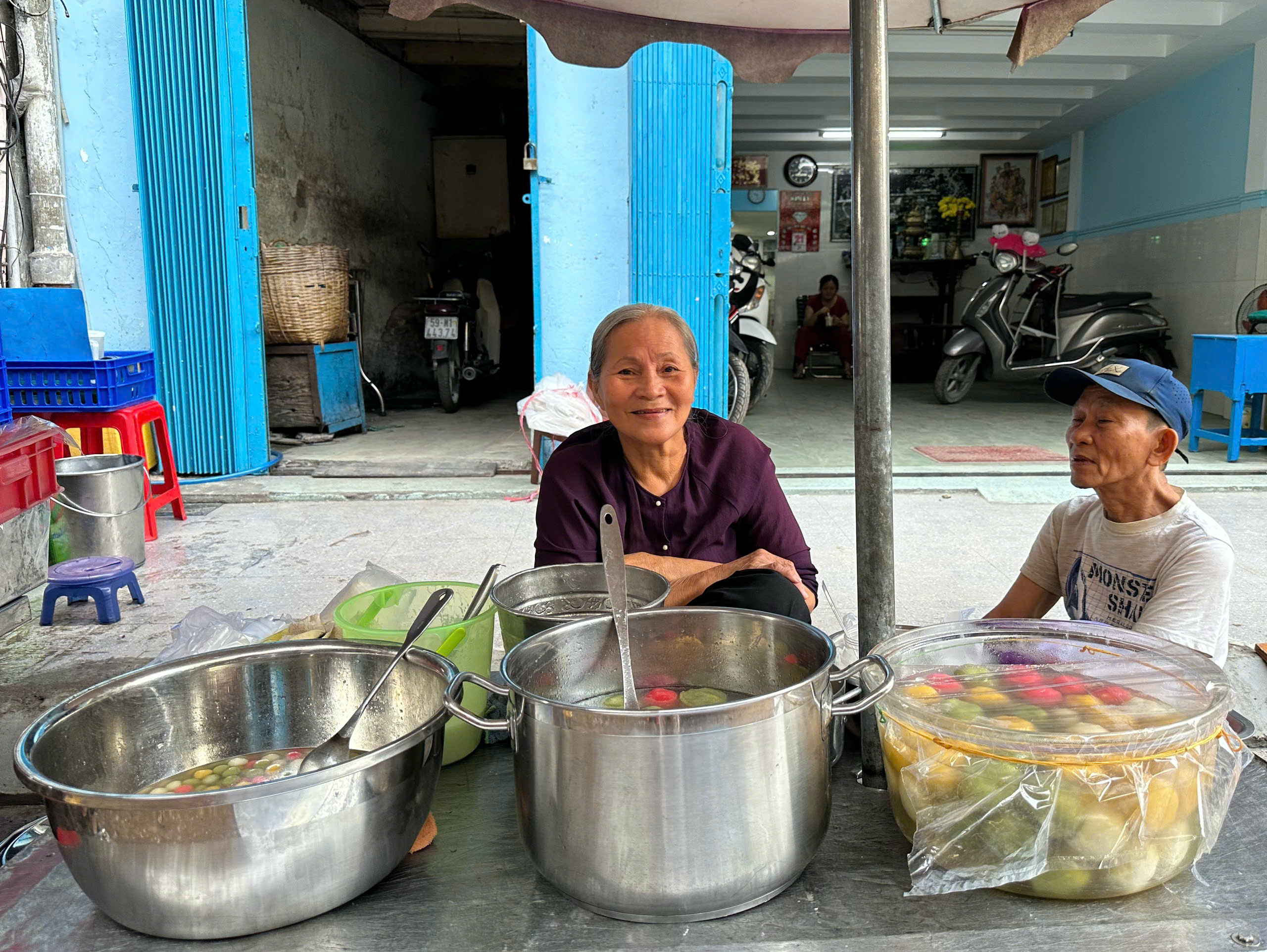 Vì sao sáng nay nhiều người đổi nghề... bán chè trôi nước ở Chợ Lớn, khách vây kín?- Ảnh 10.