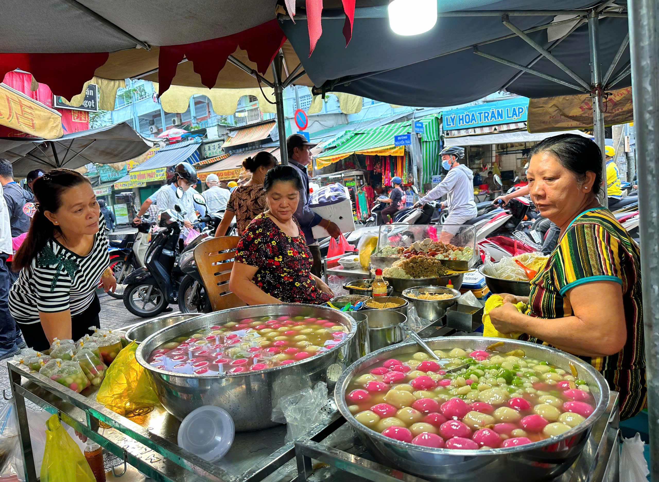 Vì sao sáng nay nhiều người đổi nghề... bán chè trôi nước ở Chợ Lớn, khách vây kín?- Ảnh 15.