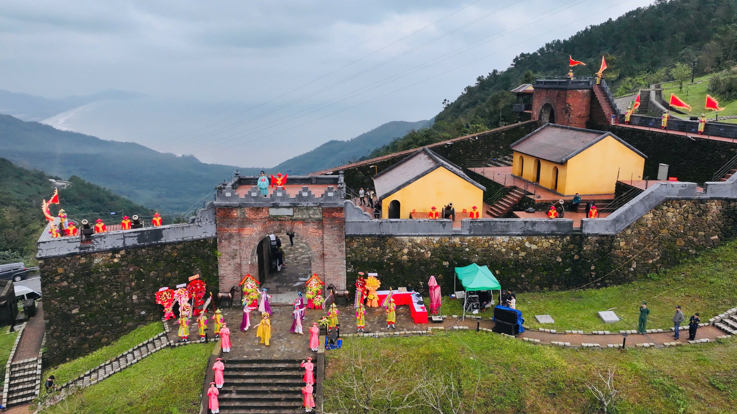 'Cái bắt tay lịch sử' làm sống lại di tích quốc gia Hải Vân quan- Ảnh 2.