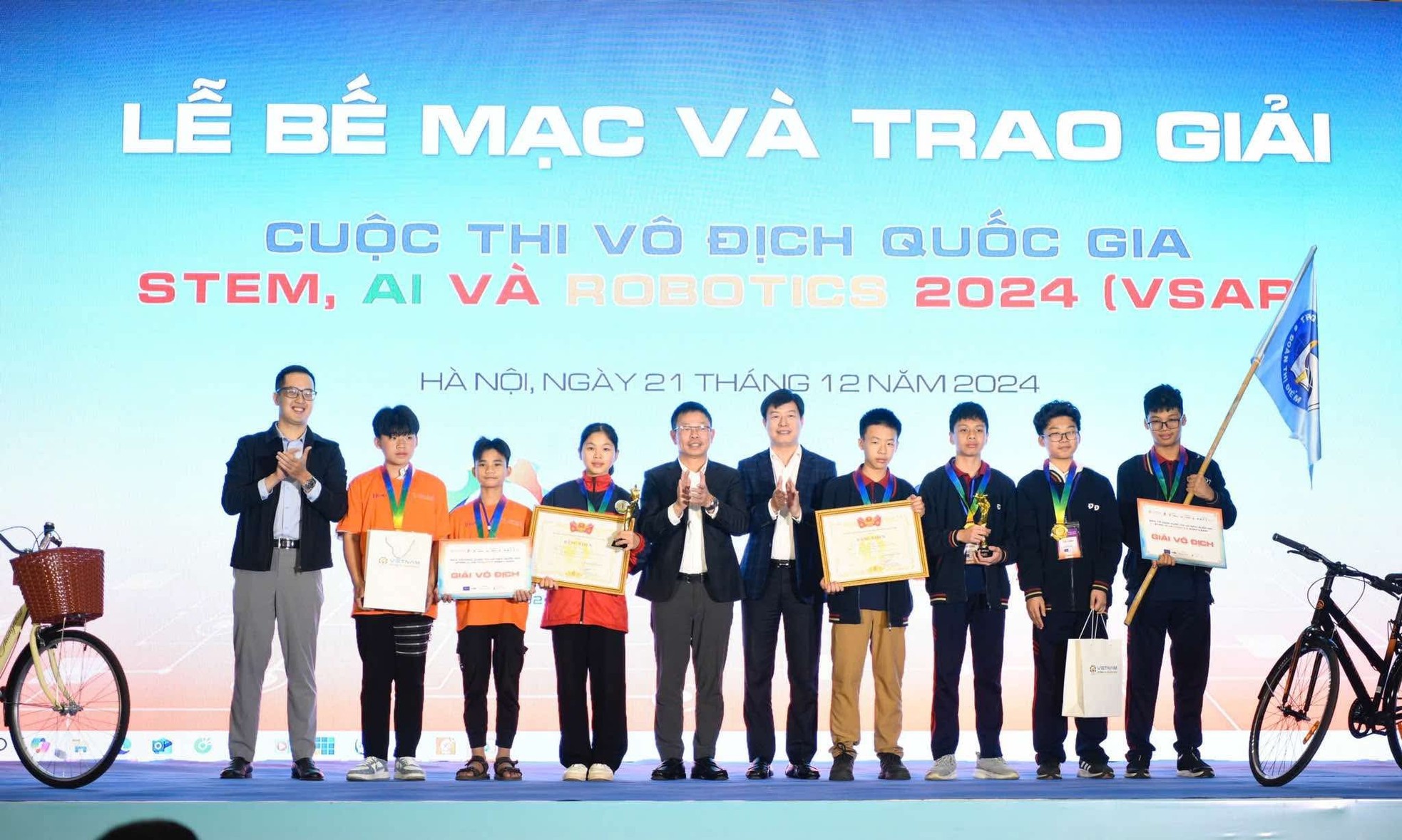 Thí sinh nhận 'mưa' giải thưởng Cuộc thi Vô địch Quốc gia STEM, AI và Robotics 2024 ảnh 4