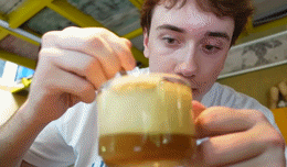 ភ្ញៀវបស្ចិមប្រទេសញ៉ាំផូហាណូយ 1.gif