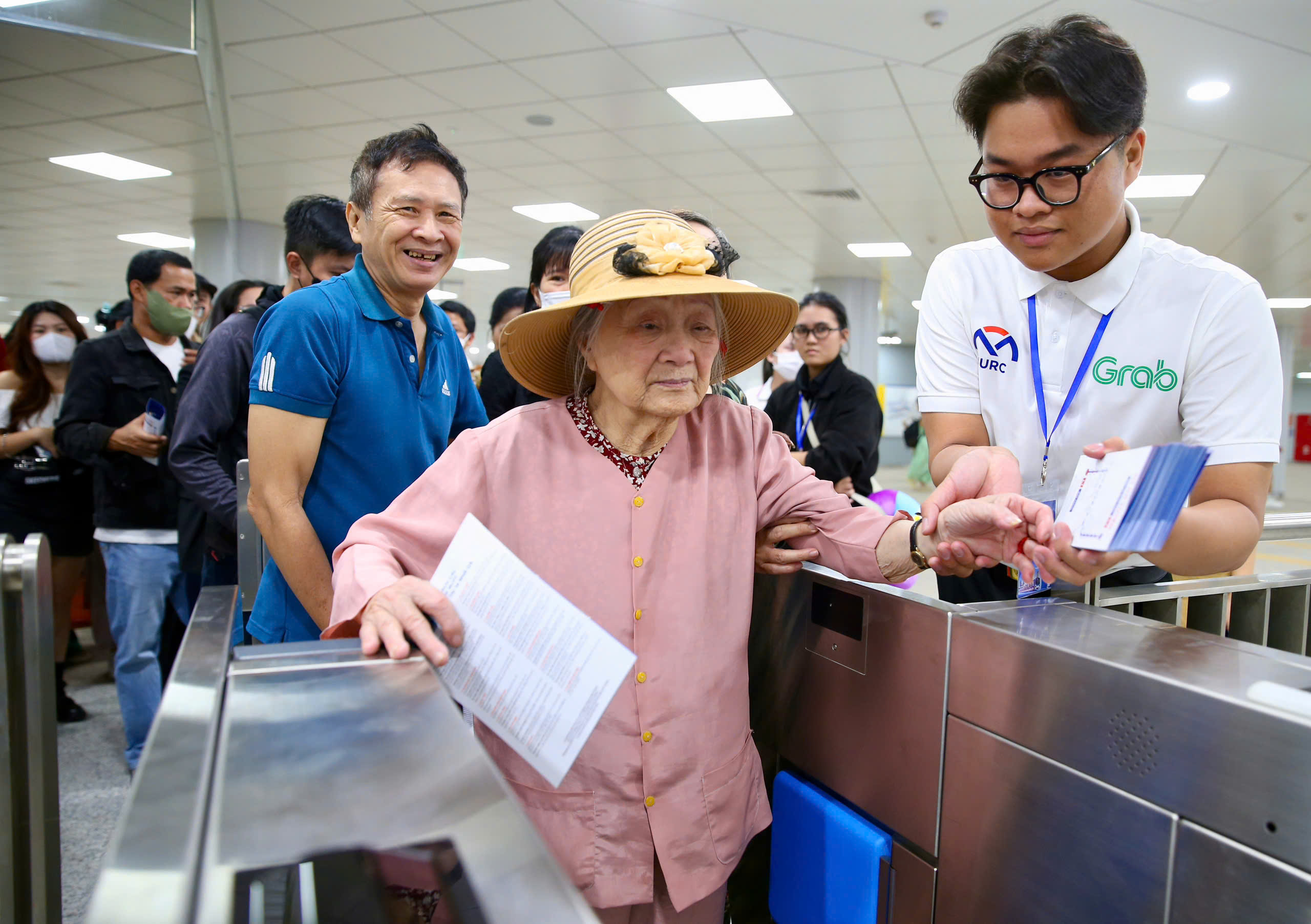 Biển người háo hức trải nghiệm tuyến metro số 1 trong ngày đầu mở cửa- Ảnh 10.