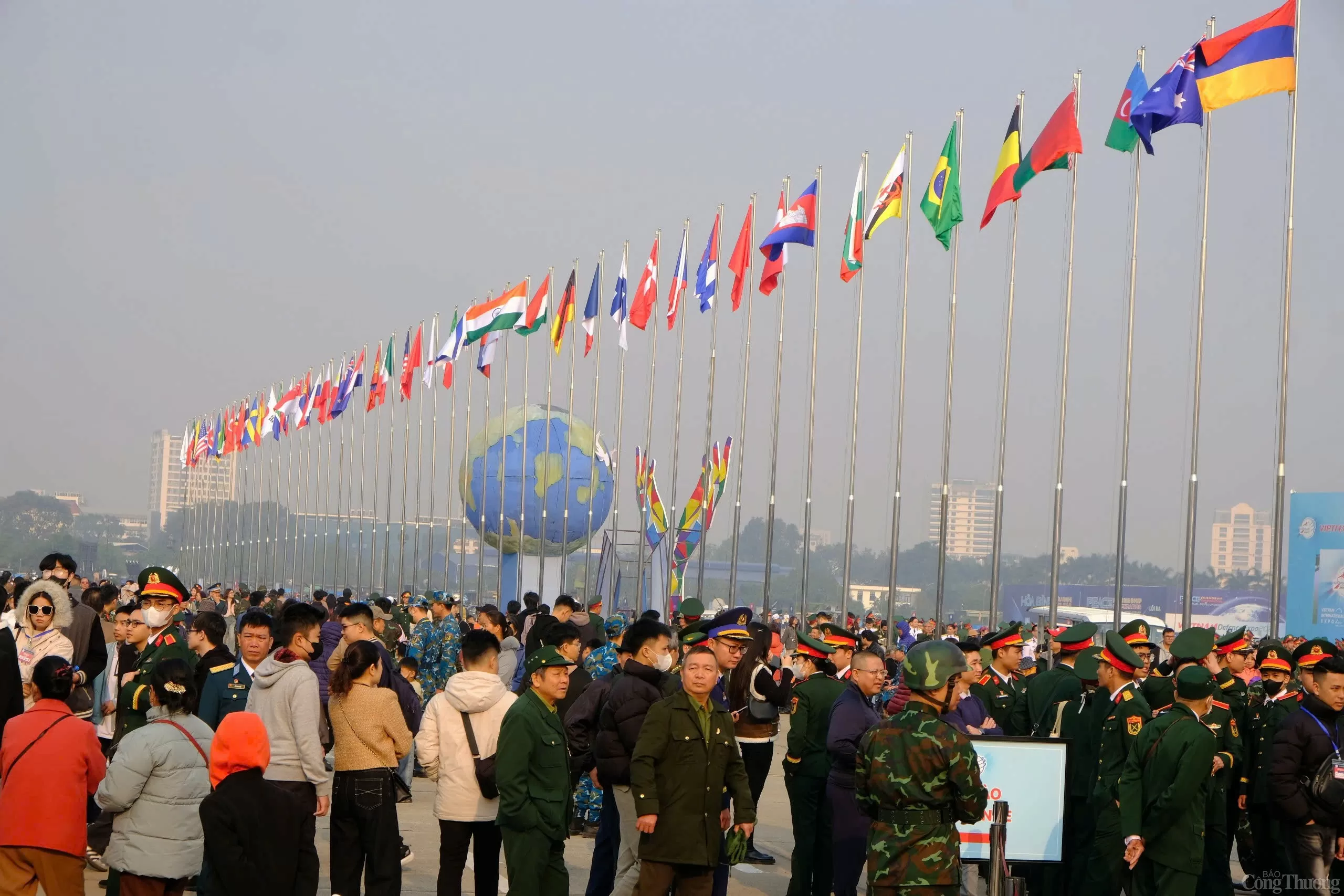 Hàng ngàn người ‘đổ về’ Triển lãm Quốc phòng quốc tế Việt Nam 2024