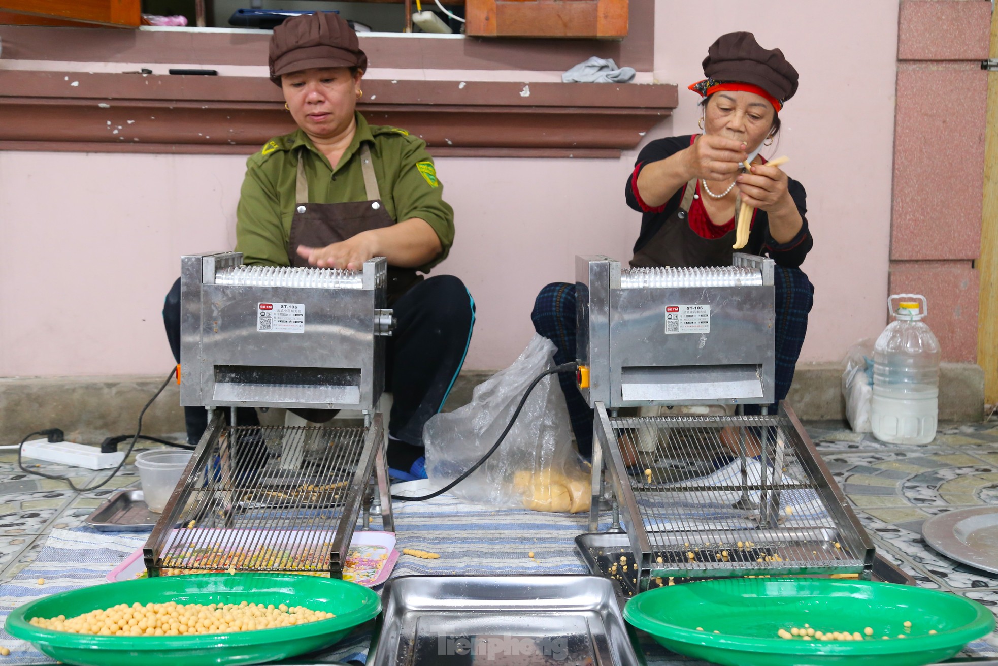 Đơn hàng Tết 'nổ' liên tục, người dân làng 'bánh quê' có ngày chỉ ngủ 1 giờ để sản xuất ảnh 8