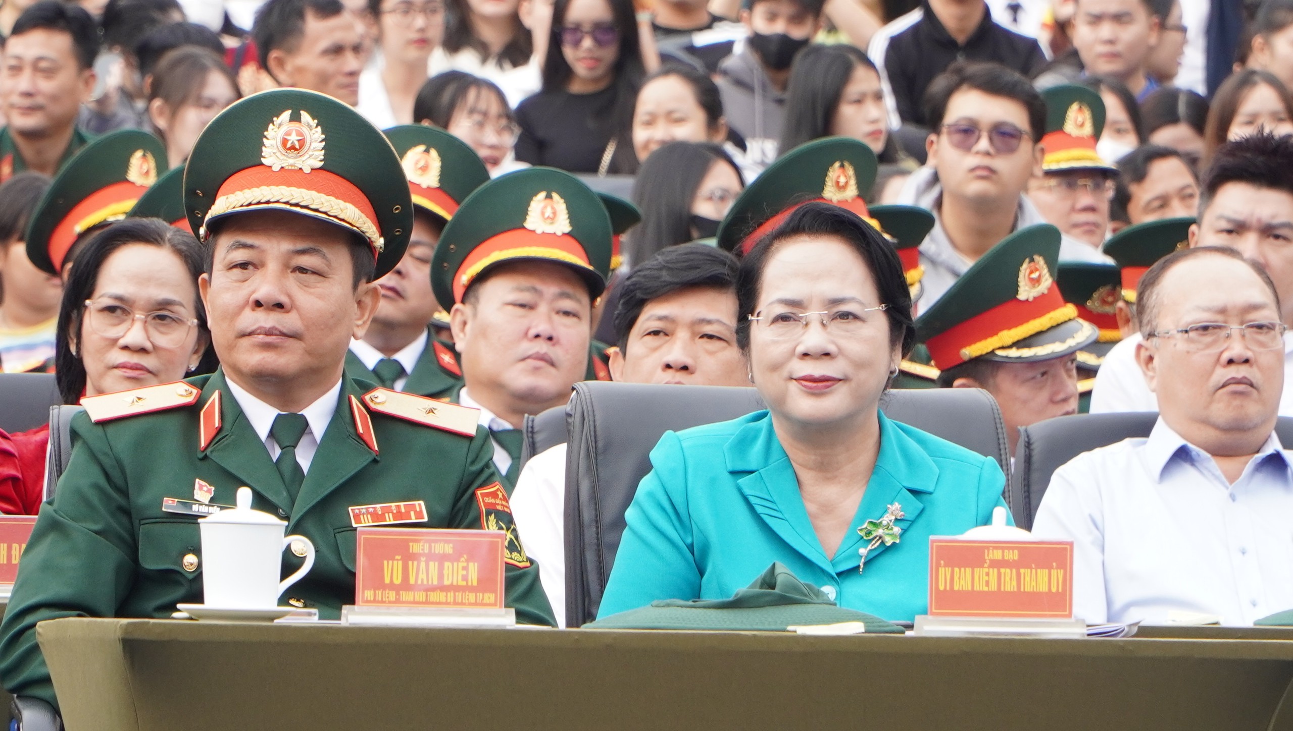 Ấn tượng những màn biểu diễn đặc sắc của hàng ngàn quân dân trên Phố đi bộ Nguyễn Huệ- Ảnh 3.