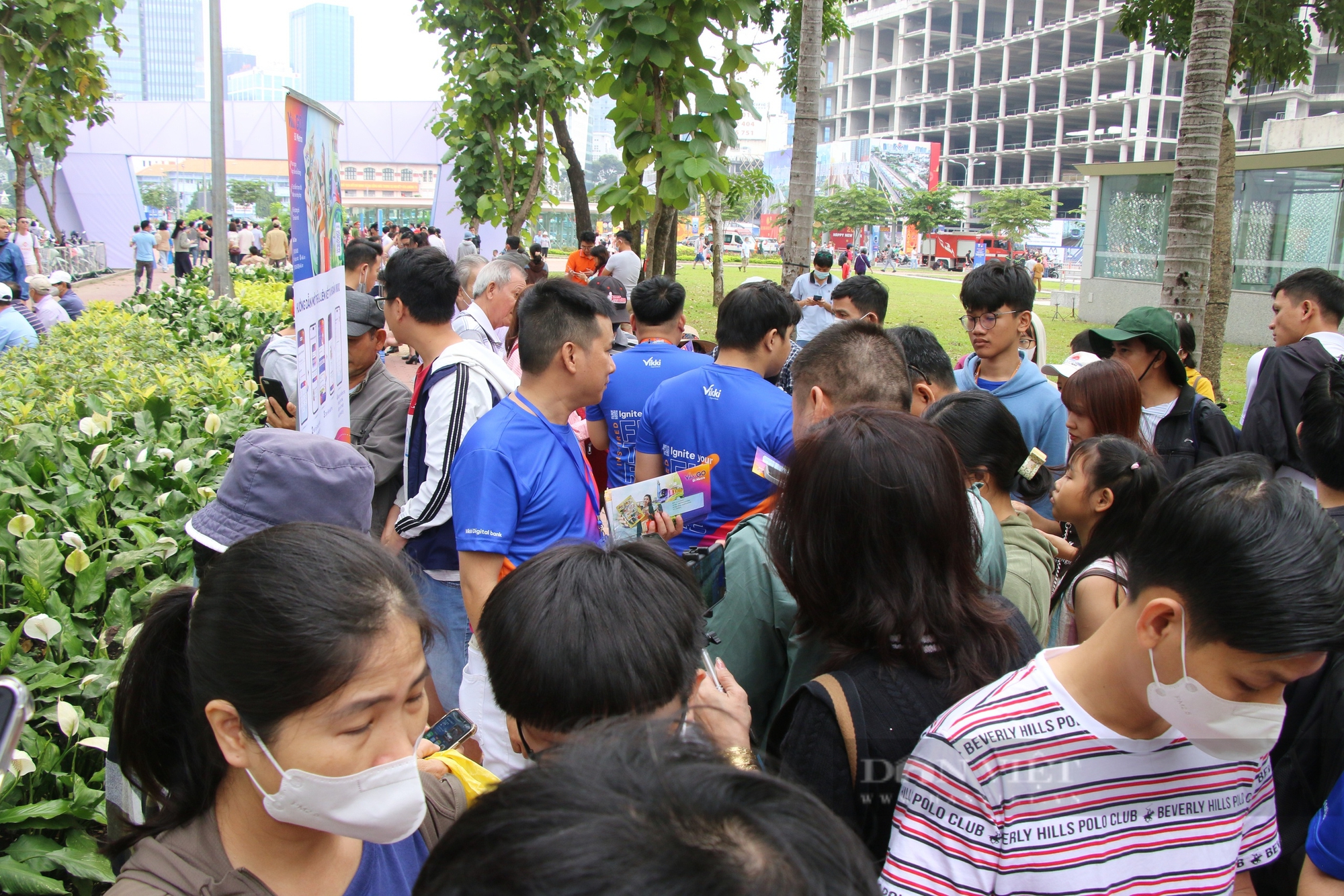 Trẻ khóc mếu, người già đòi về trong ngày đầu Metro số 1 đi vào vận hành - Ảnh 2.