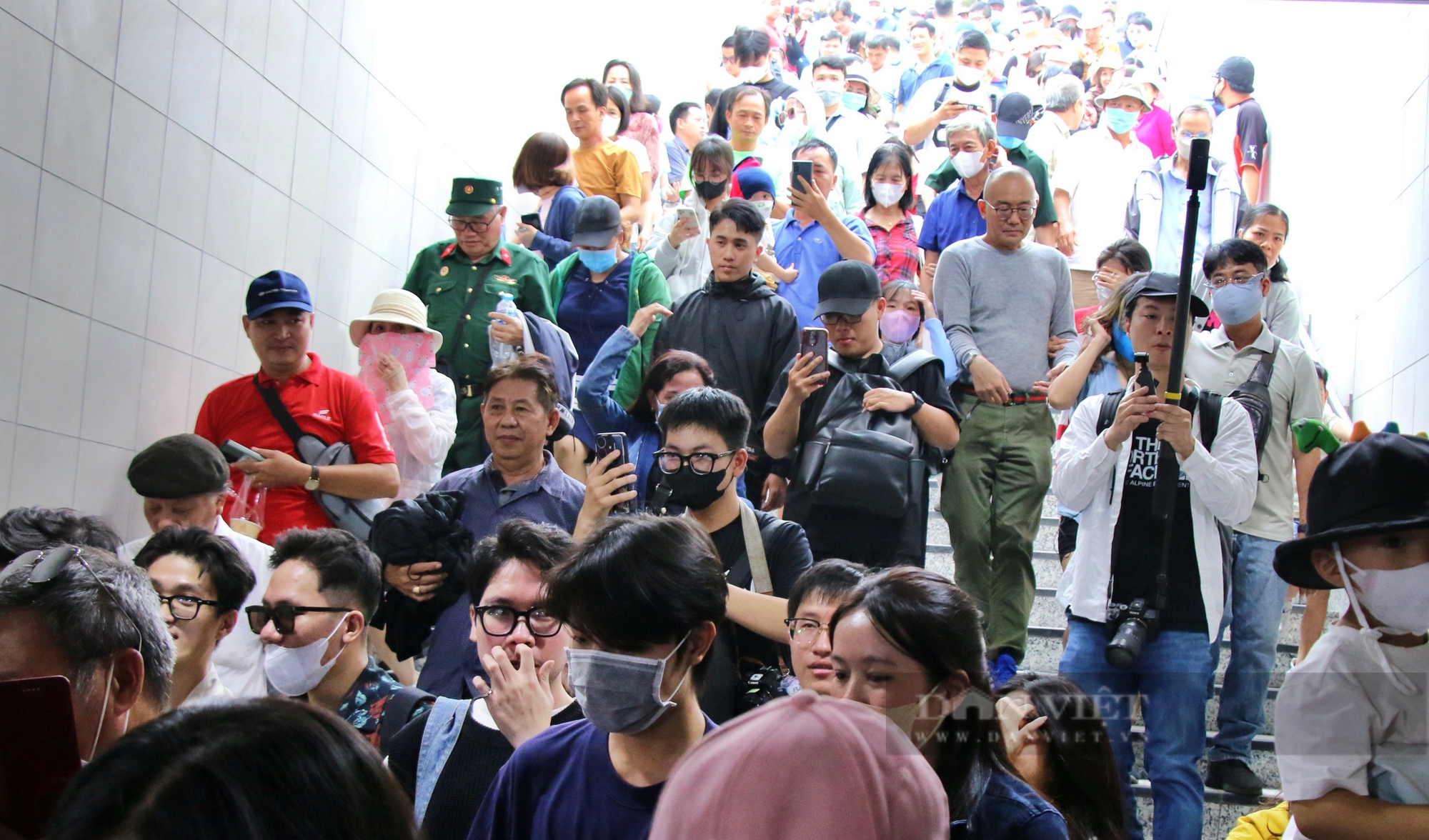 Trẻ khóc mếu, người già đòi về trong ngày đầu Metro số 1 đi vào vận hành - Ảnh 10.