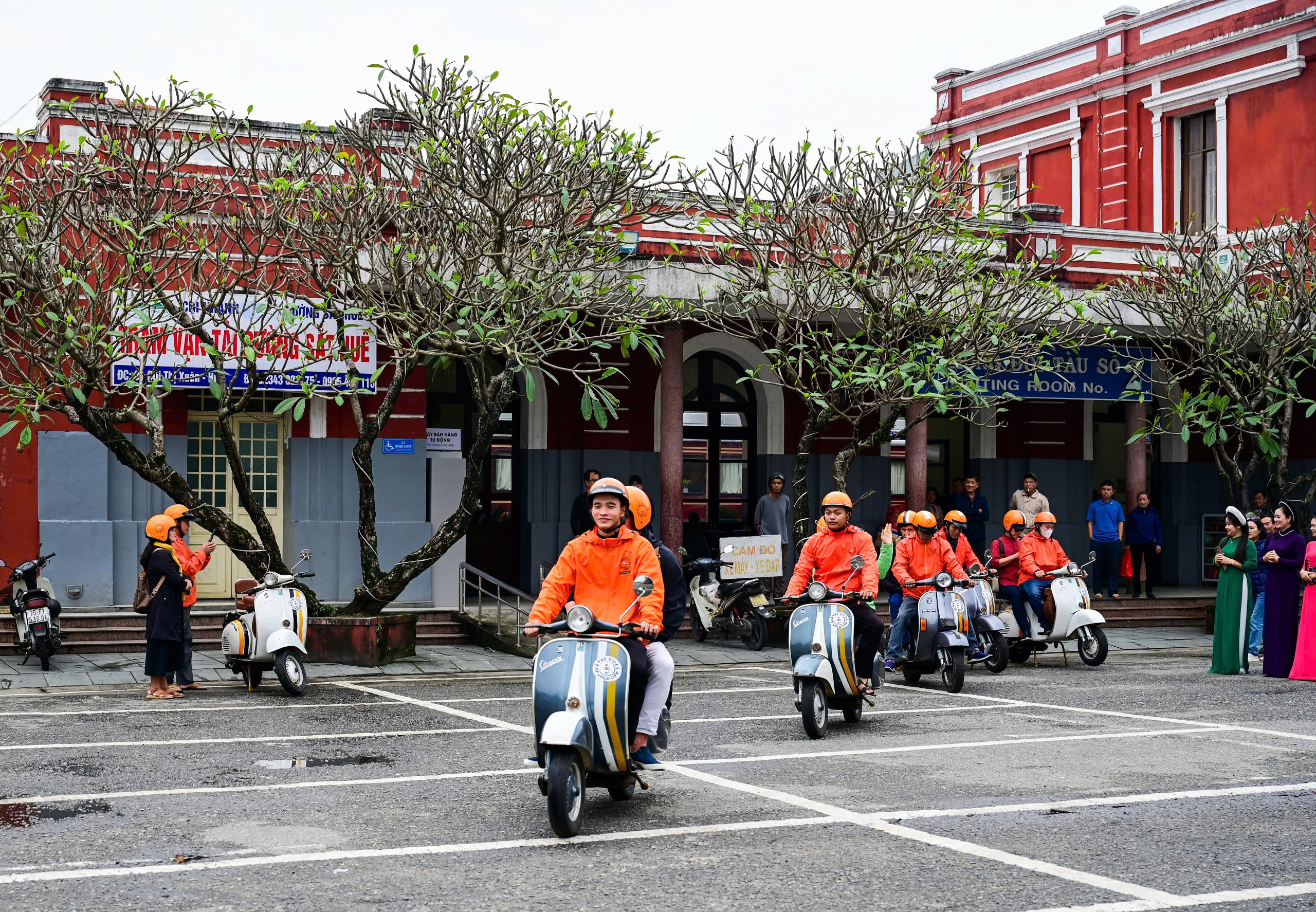 Đoàn tàu lửa hạng sang của Đường sắt Việt Nam chở khách du lịch xuyên Việt đến Huế- Ảnh 6.