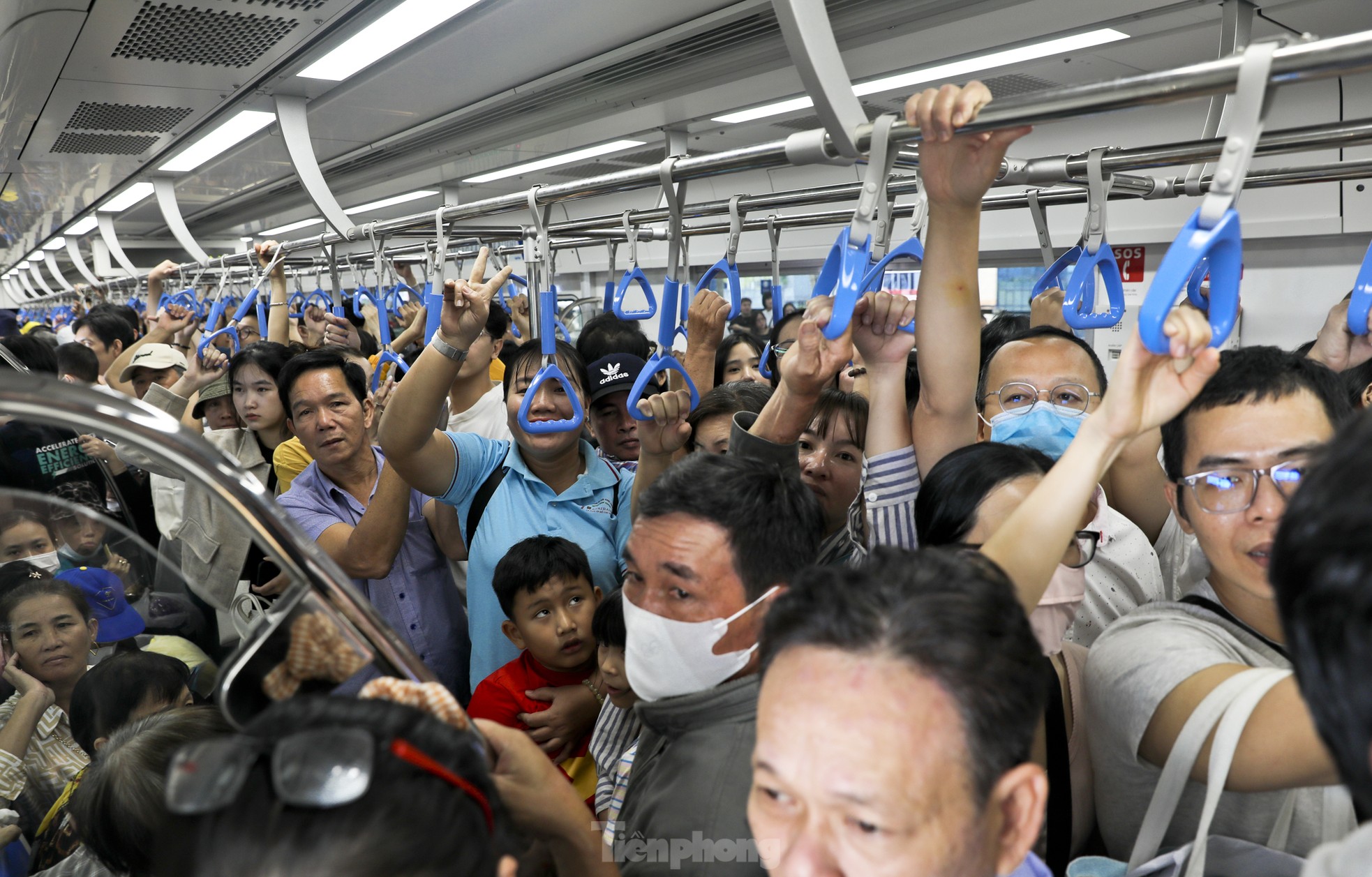 Metro số 1 quá tải ngày đầu, nhiều người không lên được tàu phải bỏ về ảnh 2