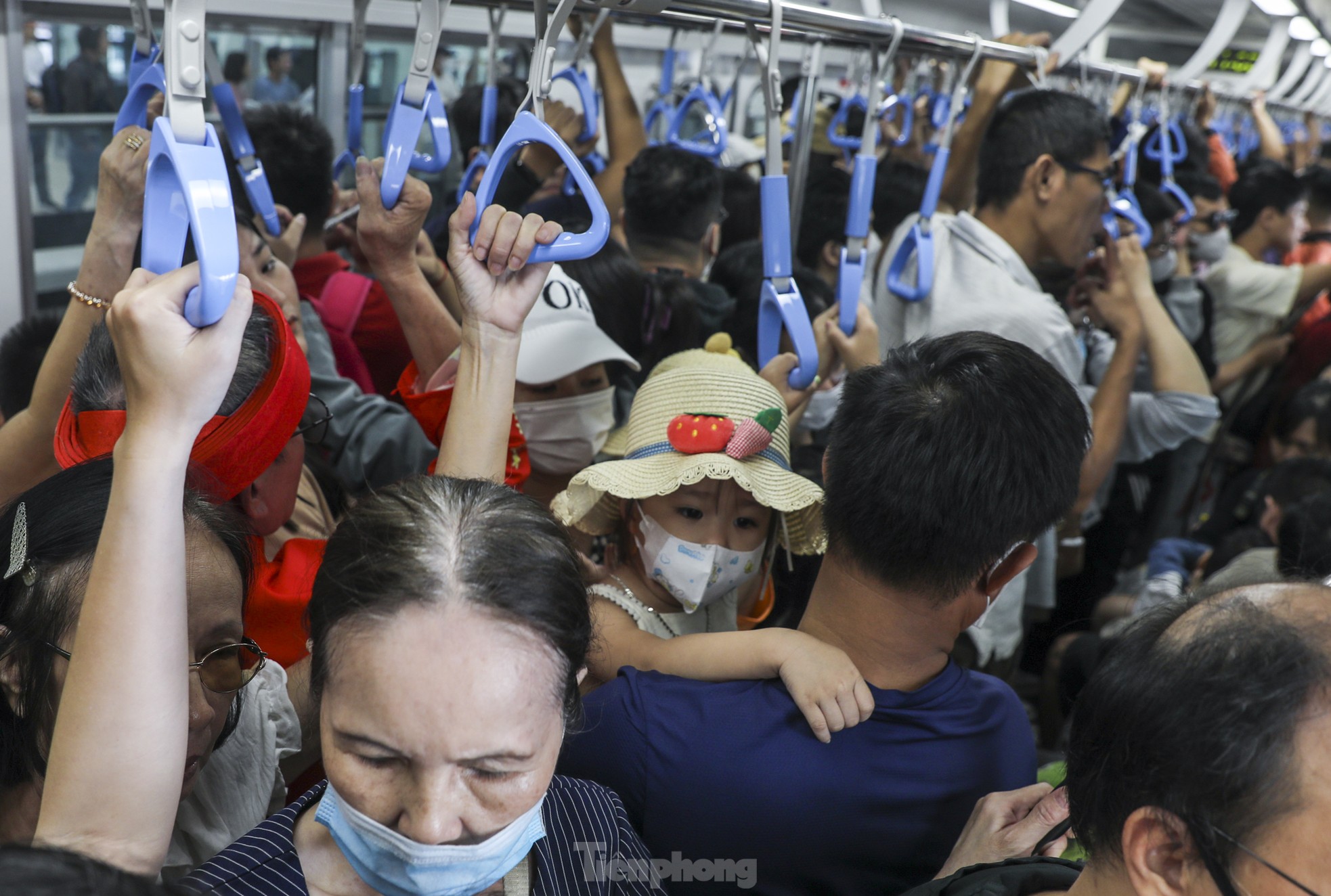 Metro số 1 quá tải ngày đầu, nhiều người không lên được tàu phải bỏ về ảnh 4