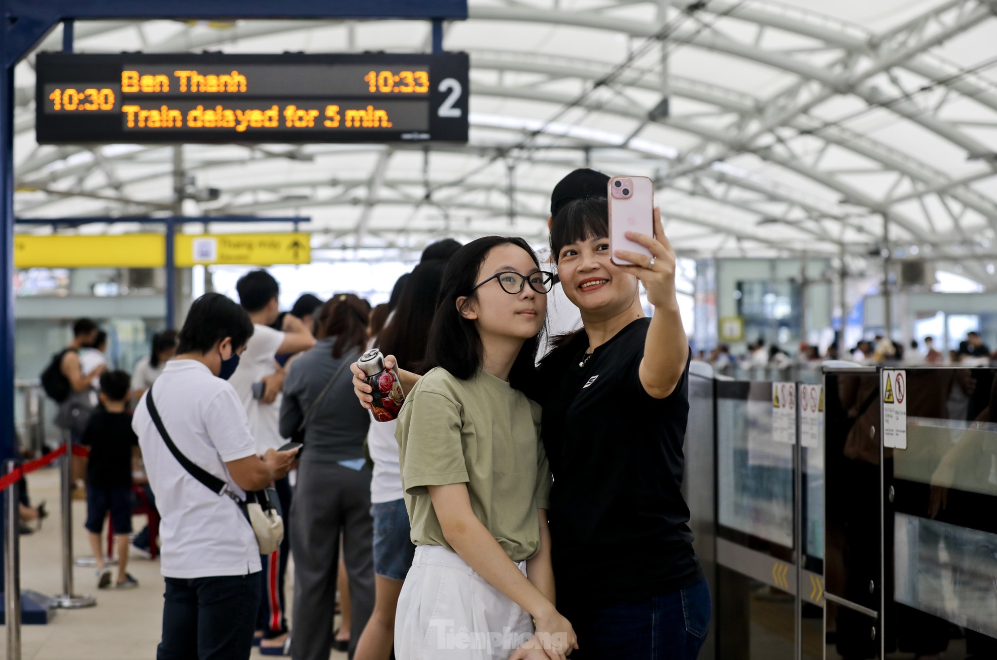 Metro số 1 quá tải ngày đầu, nhiều người không lên được tàu phải bỏ về ảnh 6