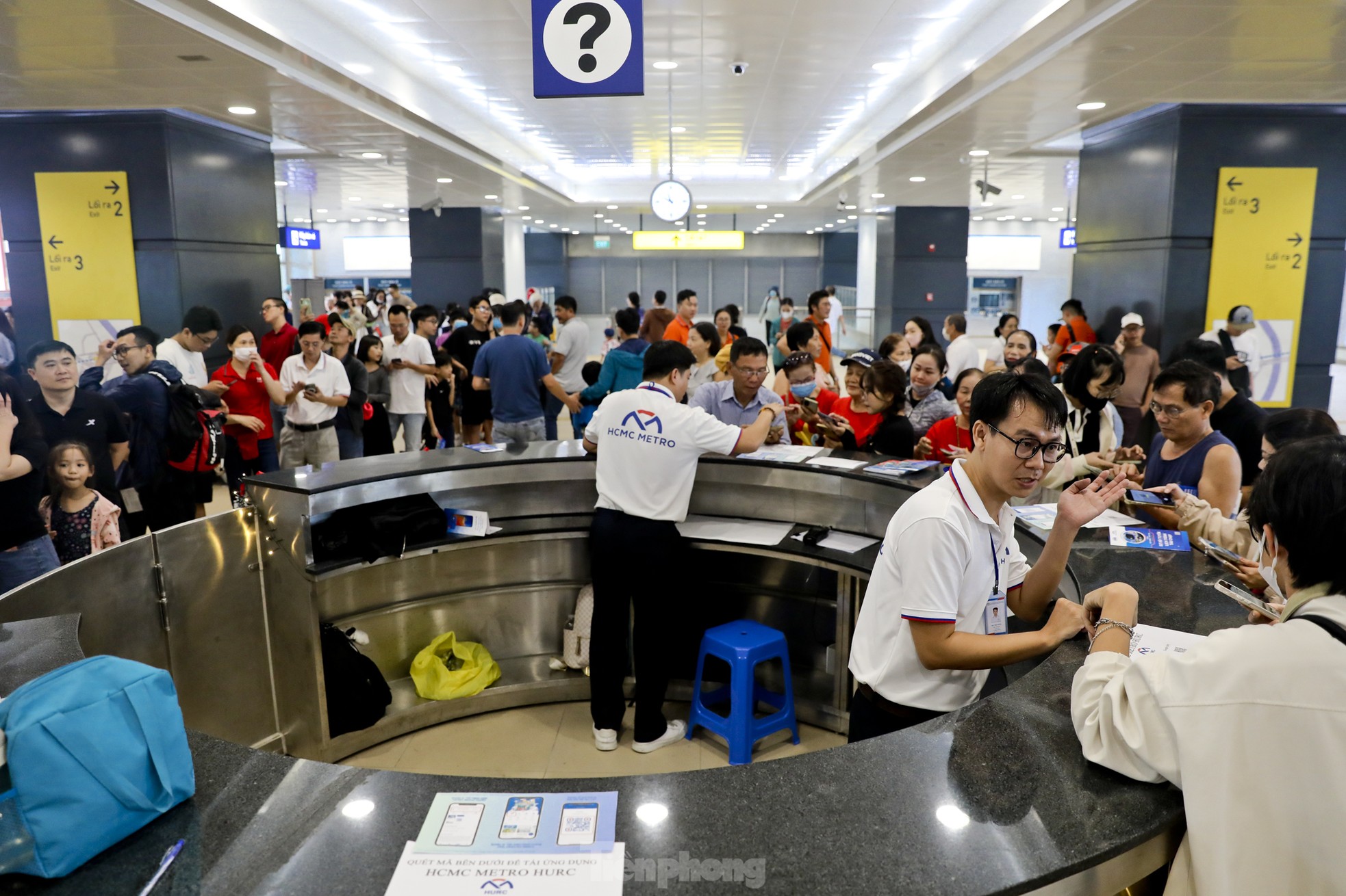 Metro số 1 quá tải ngày đầu, nhiều người không lên được tàu phải bỏ về ảnh 7