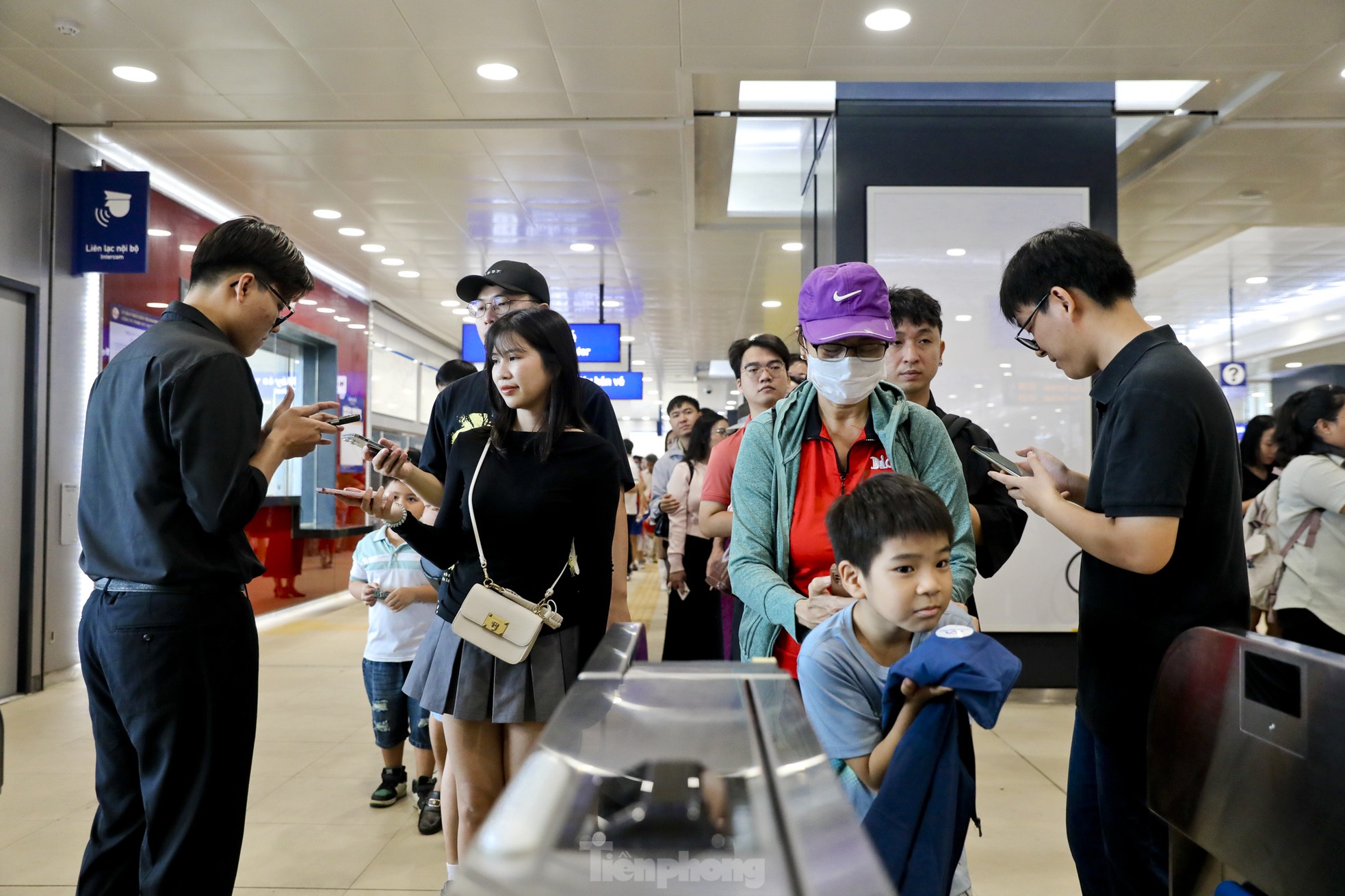 Metro số 1 quá tải ngày đầu, nhiều người không lên được tàu phải bỏ về ảnh 10