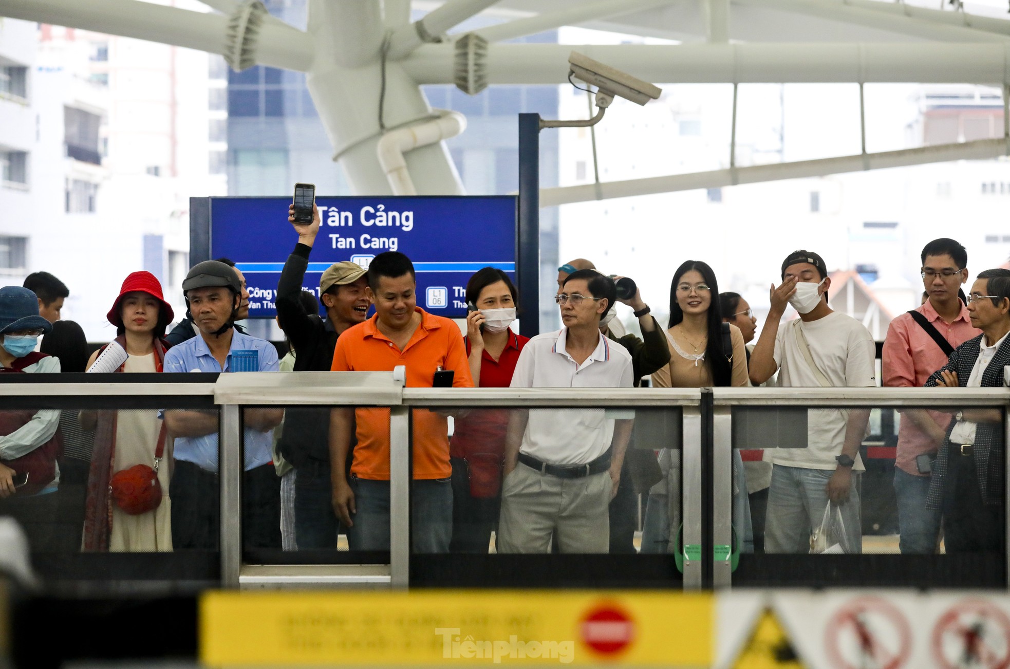 Metro số 1 quá tải ngày đầu, nhiều người không lên được tàu phải bỏ về ảnh 15