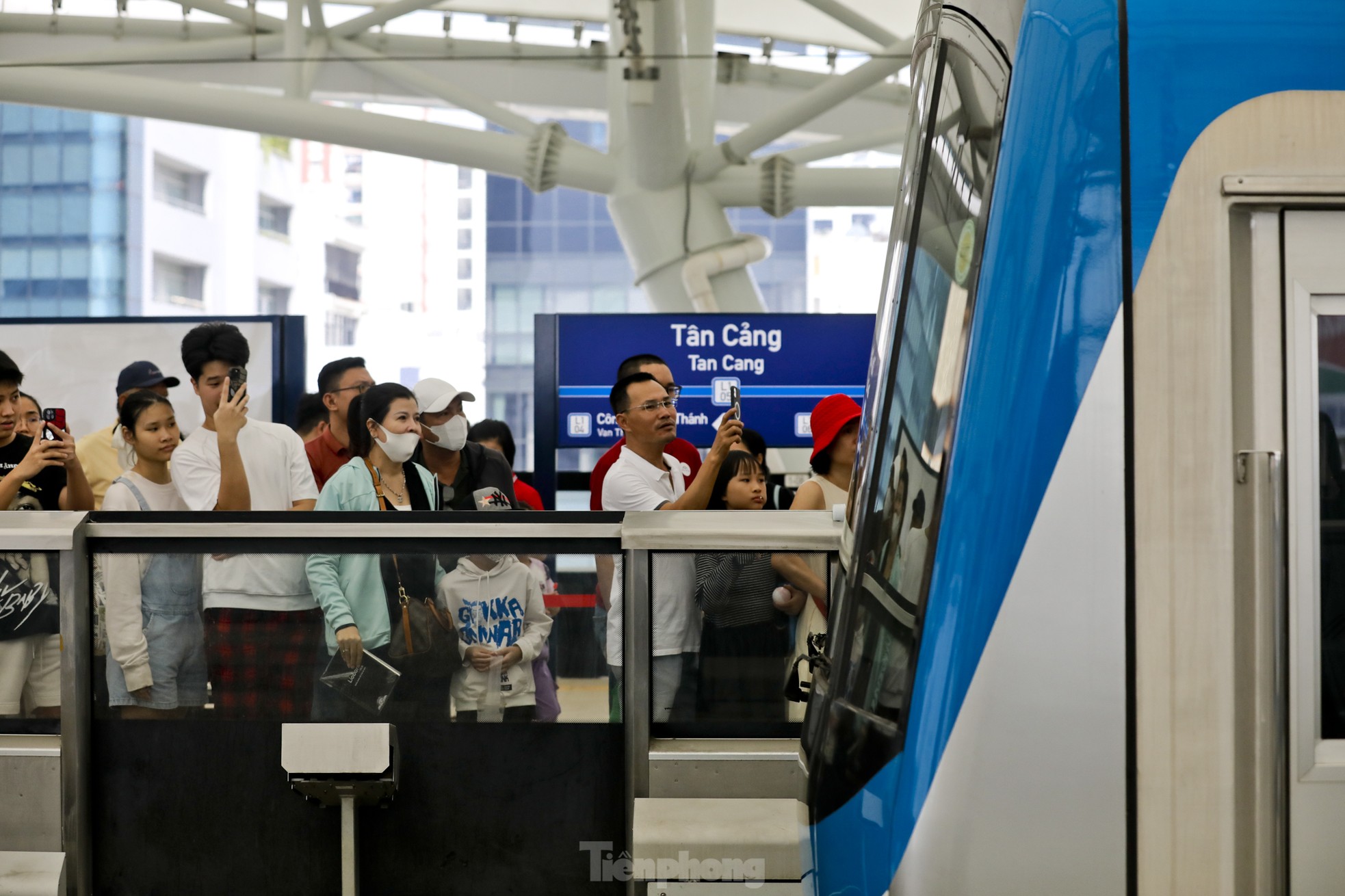 Metro số 1 quá tải ngày đầu, nhiều người không lên được tàu phải bỏ về ảnh 16