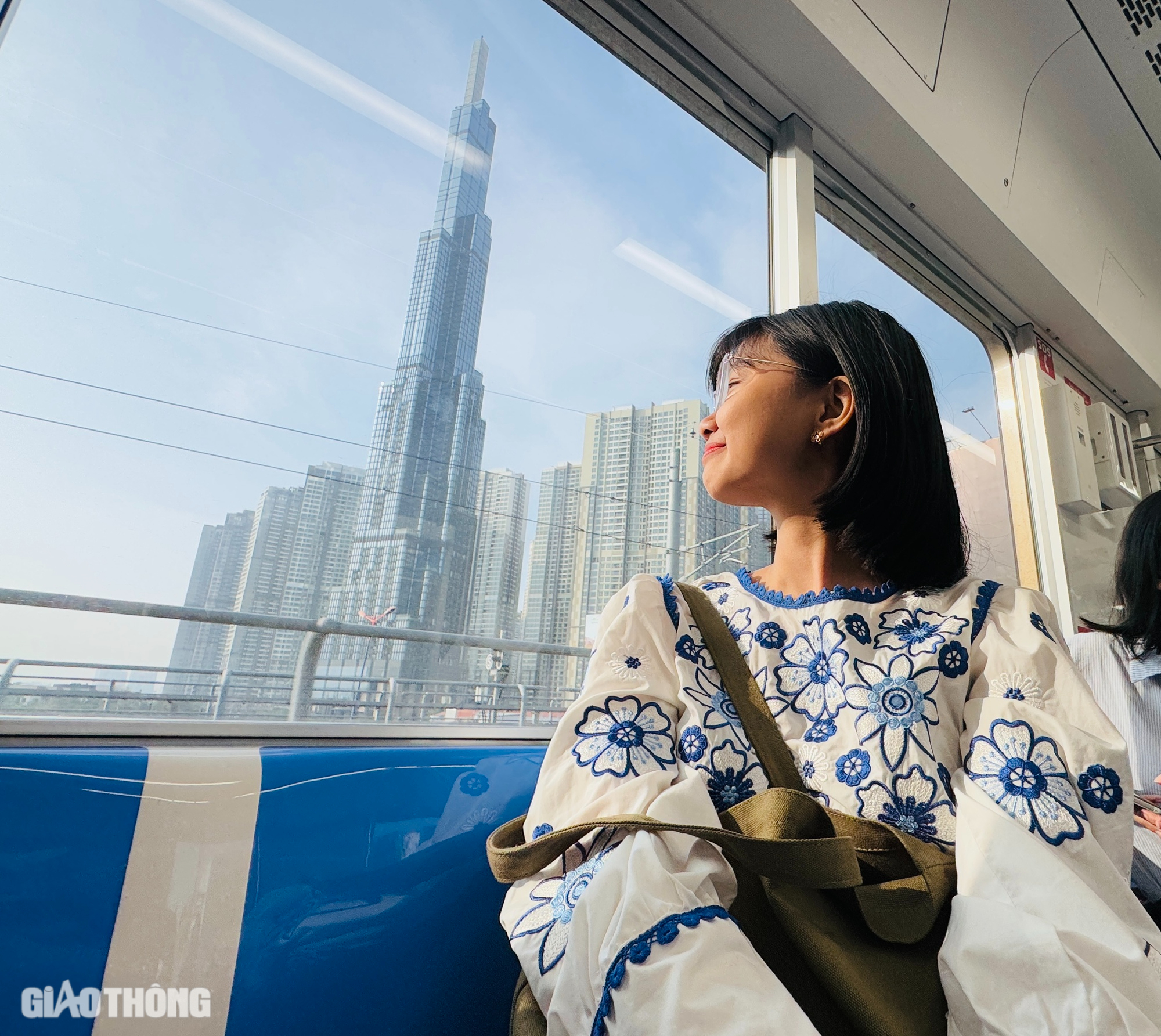 Hành khách rạng rỡ trên chuyến metro đầu tiên của TP.HCM- Ảnh 10.