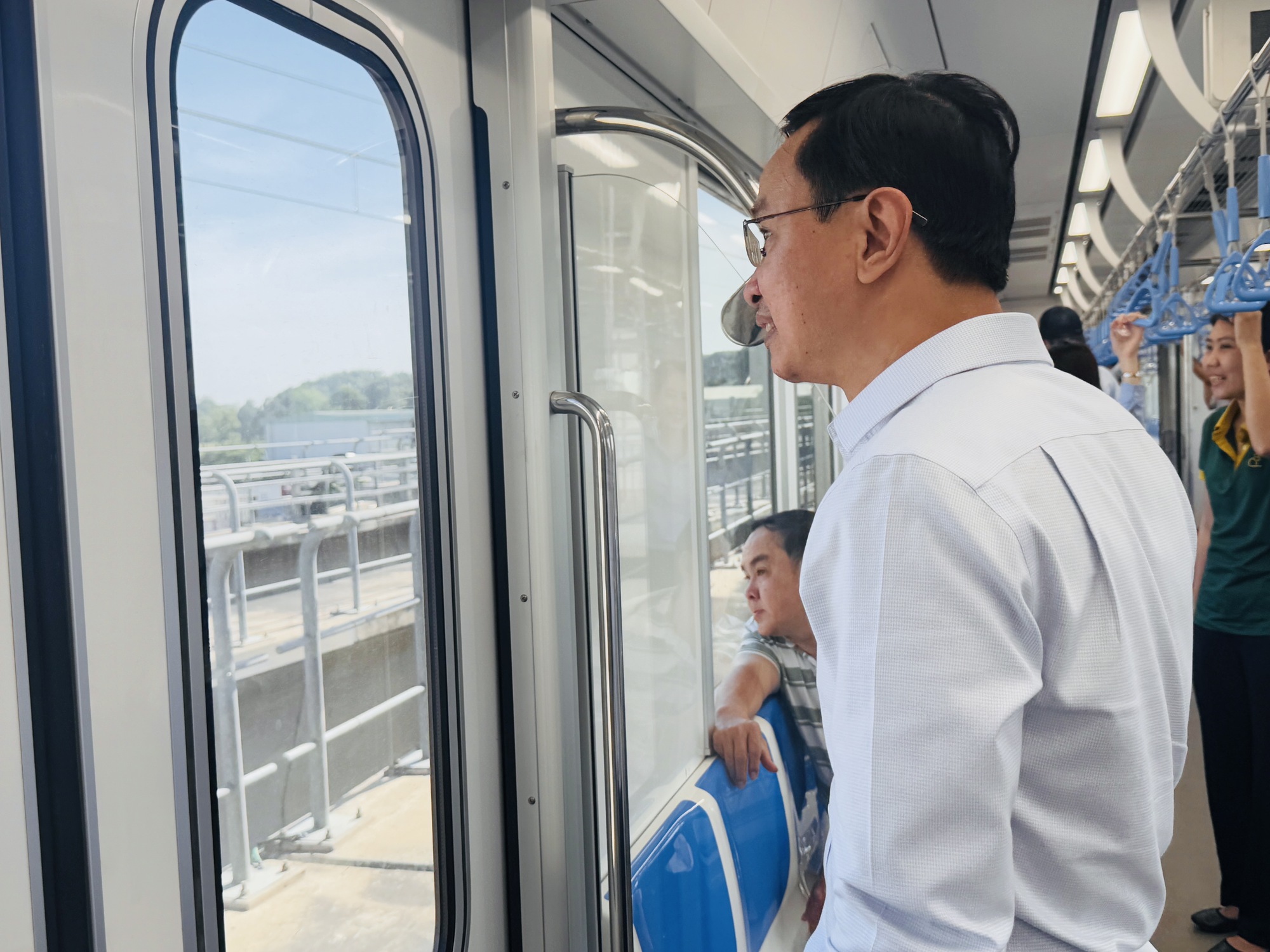 Hành khách rạng rỡ trên chuyến metro đầu tiên của TP.HCM- Ảnh 12.