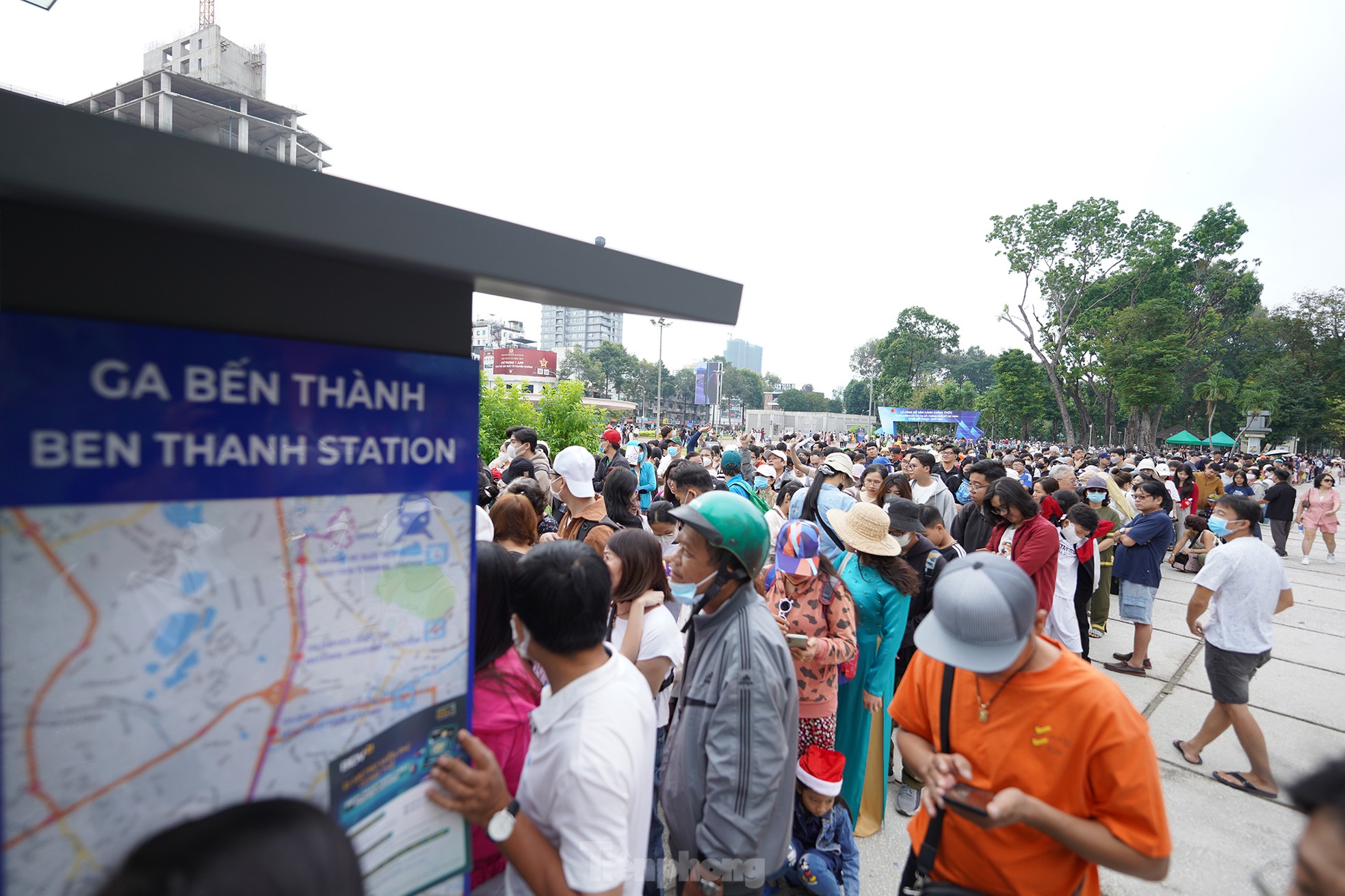 Hàng ngàn người xếp hàng từ sáng sớm để đi metro số 1 ngày đầu vận hành ảnh 5