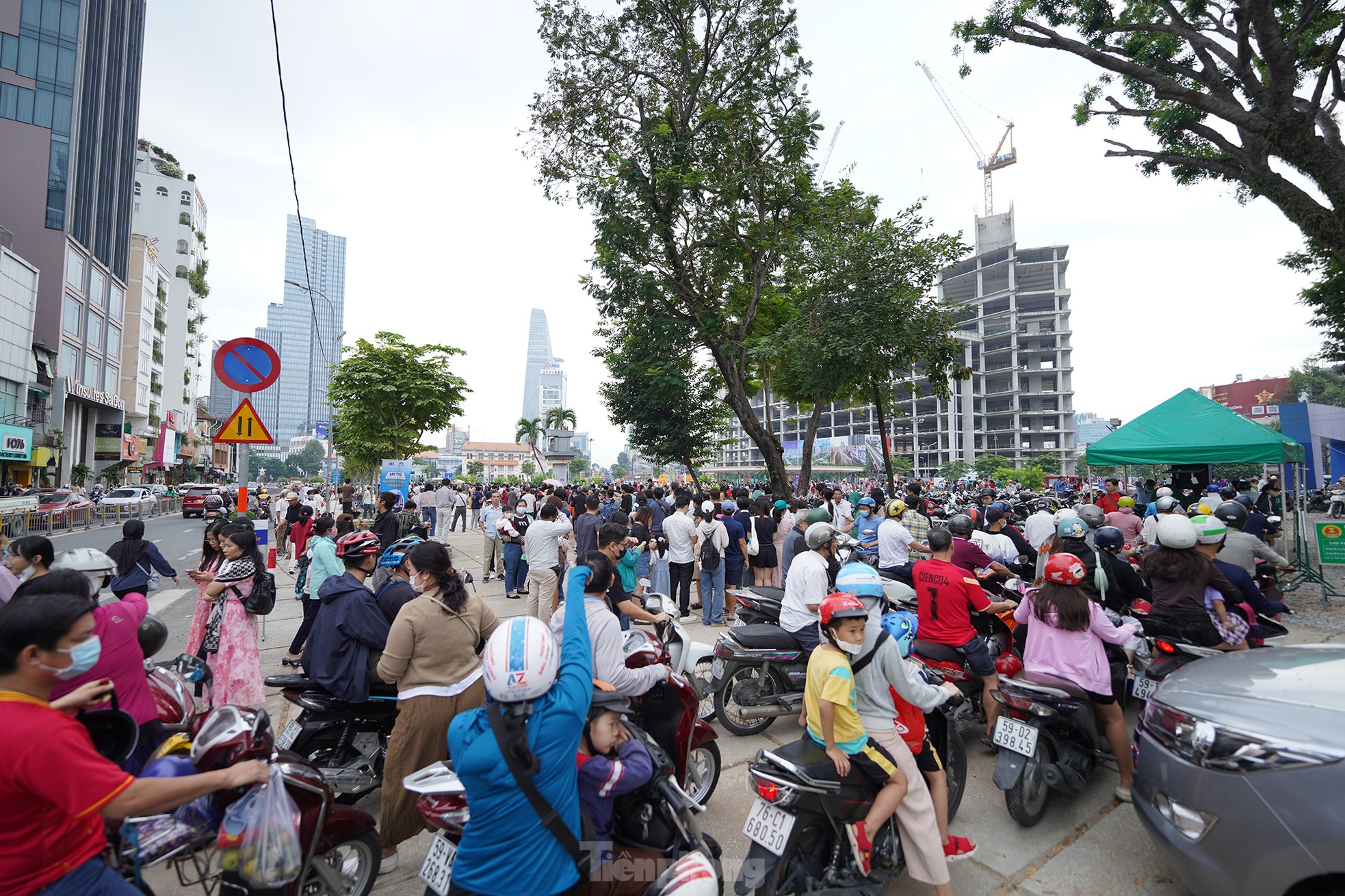 Hàng ngàn người xếp hàng từ sáng sớm để đi metro số 1 ngày đầu vận hành ảnh 6